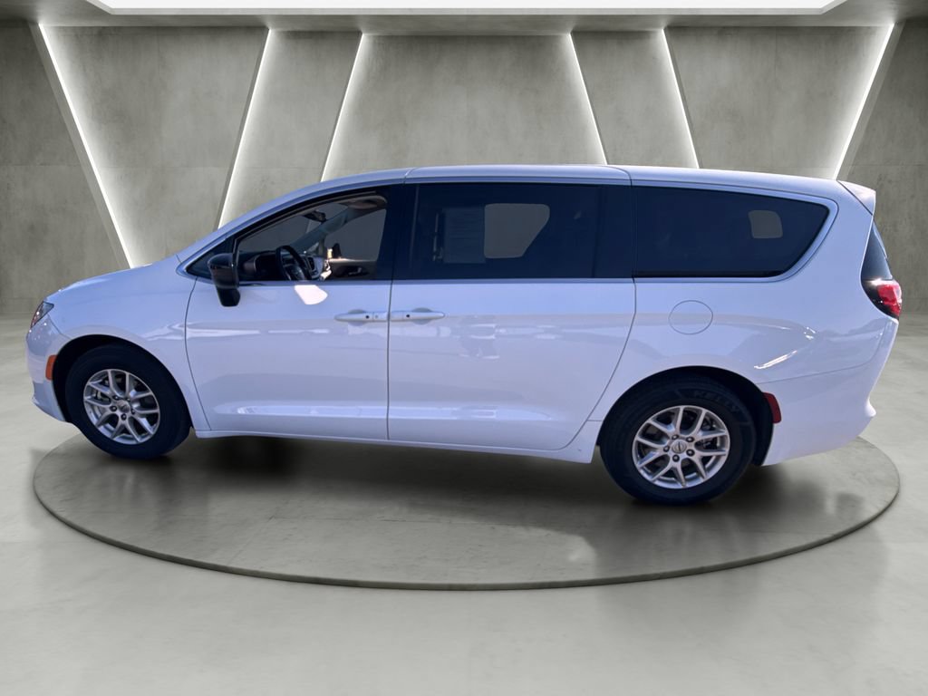 Used 2024 Chrysler Voyager LX FWD image 6