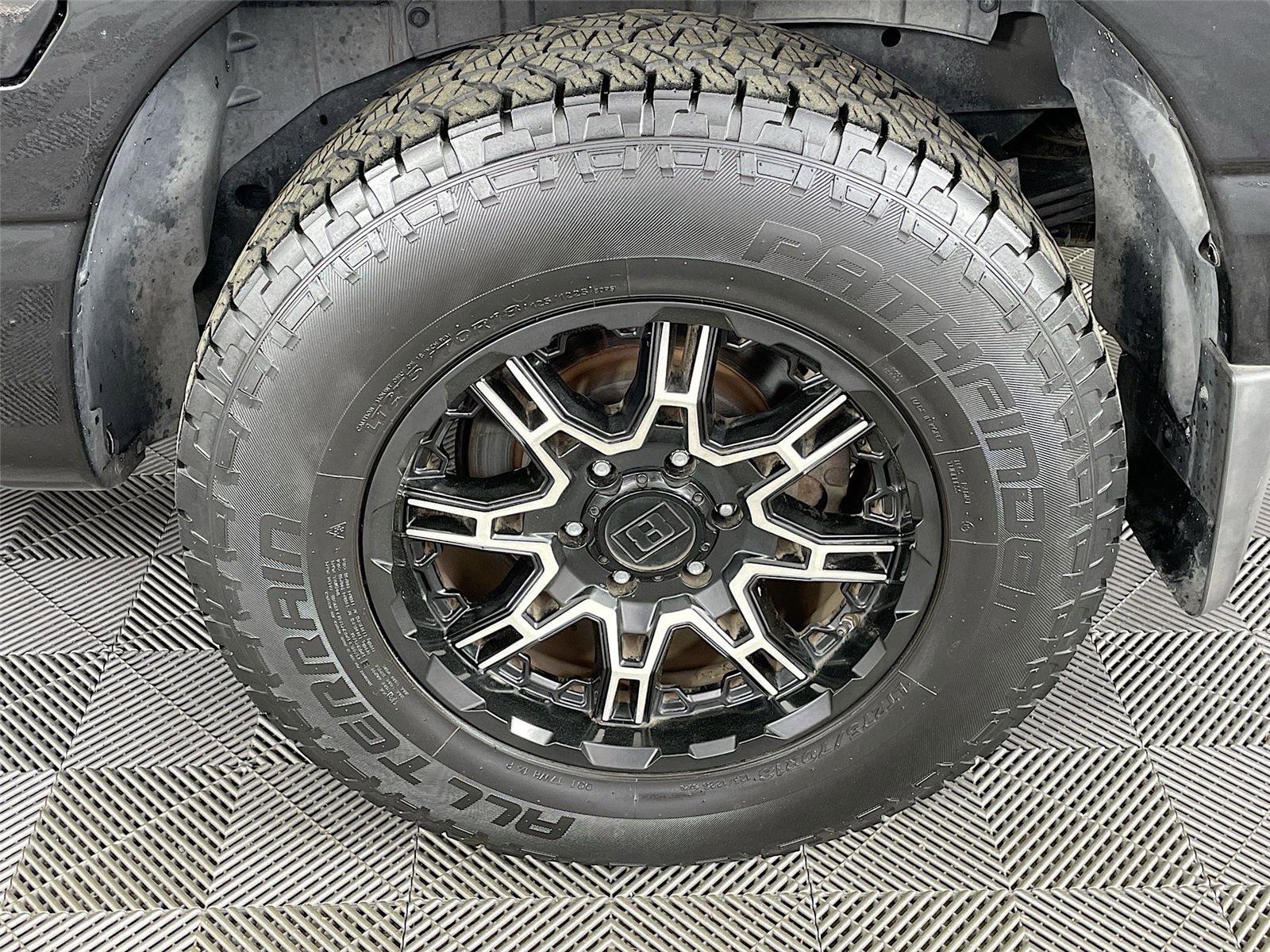 Used 2018 Nissan Titan SV w/ SV Convenience Package image 33