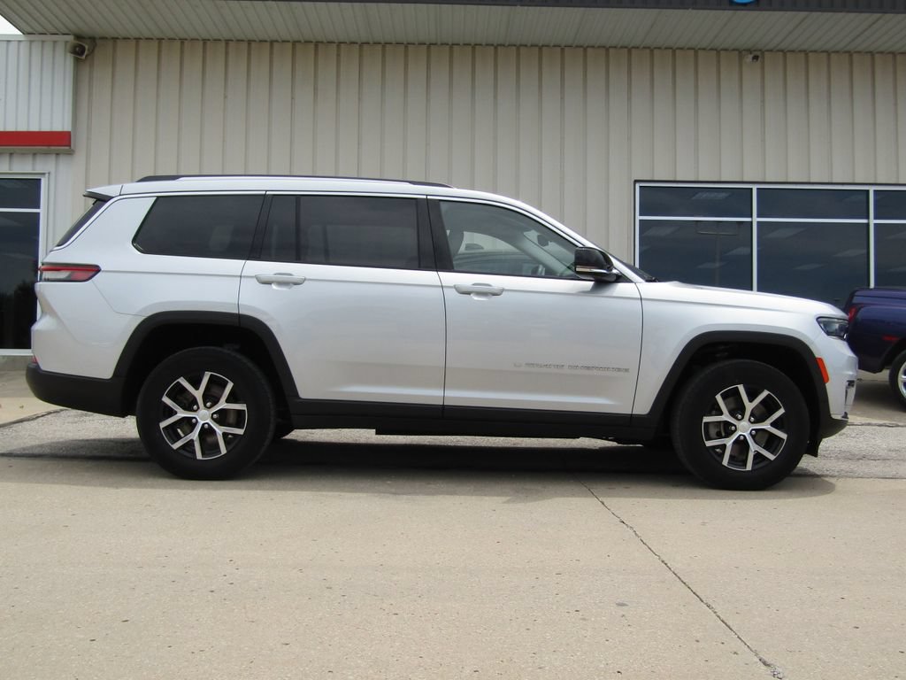 Used 2023 Jeep Grand Cherokee L Limited AWD/4WD image 2