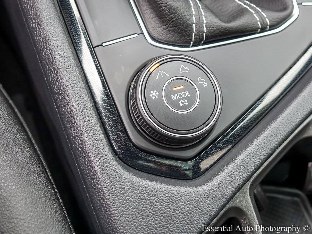 Used 2025 Volkswagen Taos SE image 19