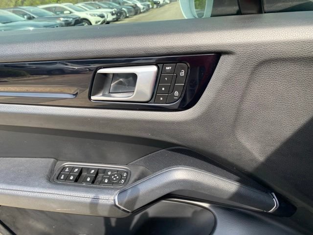 Used 2023 Porsche Cayenne Coupe AWD/4WD image 17