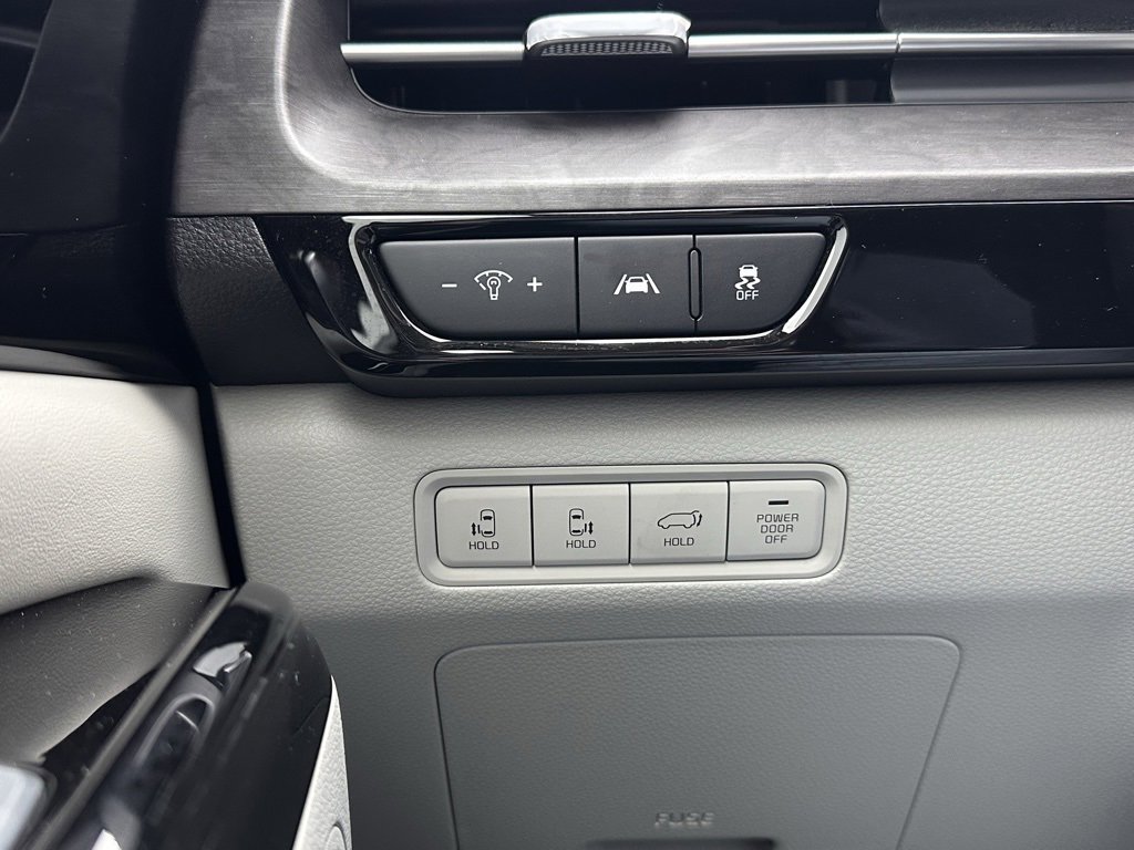 Used 2024 Kia Carnival EX image 26