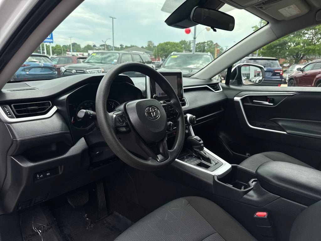 Used 2025 Toyota RAV4 XLE AWD/4WD image 14