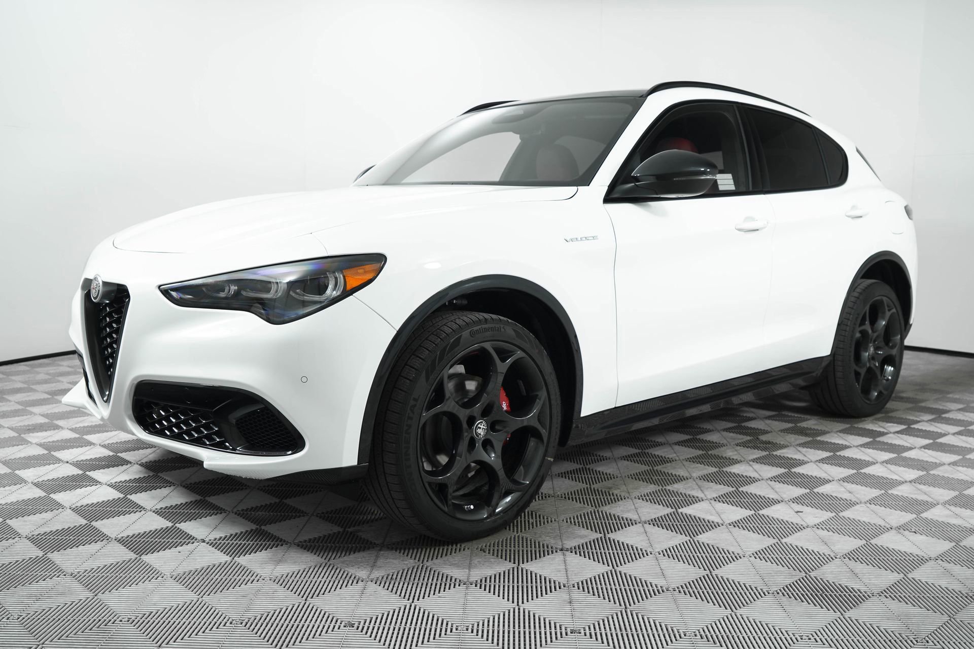 New 2025 Alfa Romeo Stelvio Sprint AWD/4WD image 3