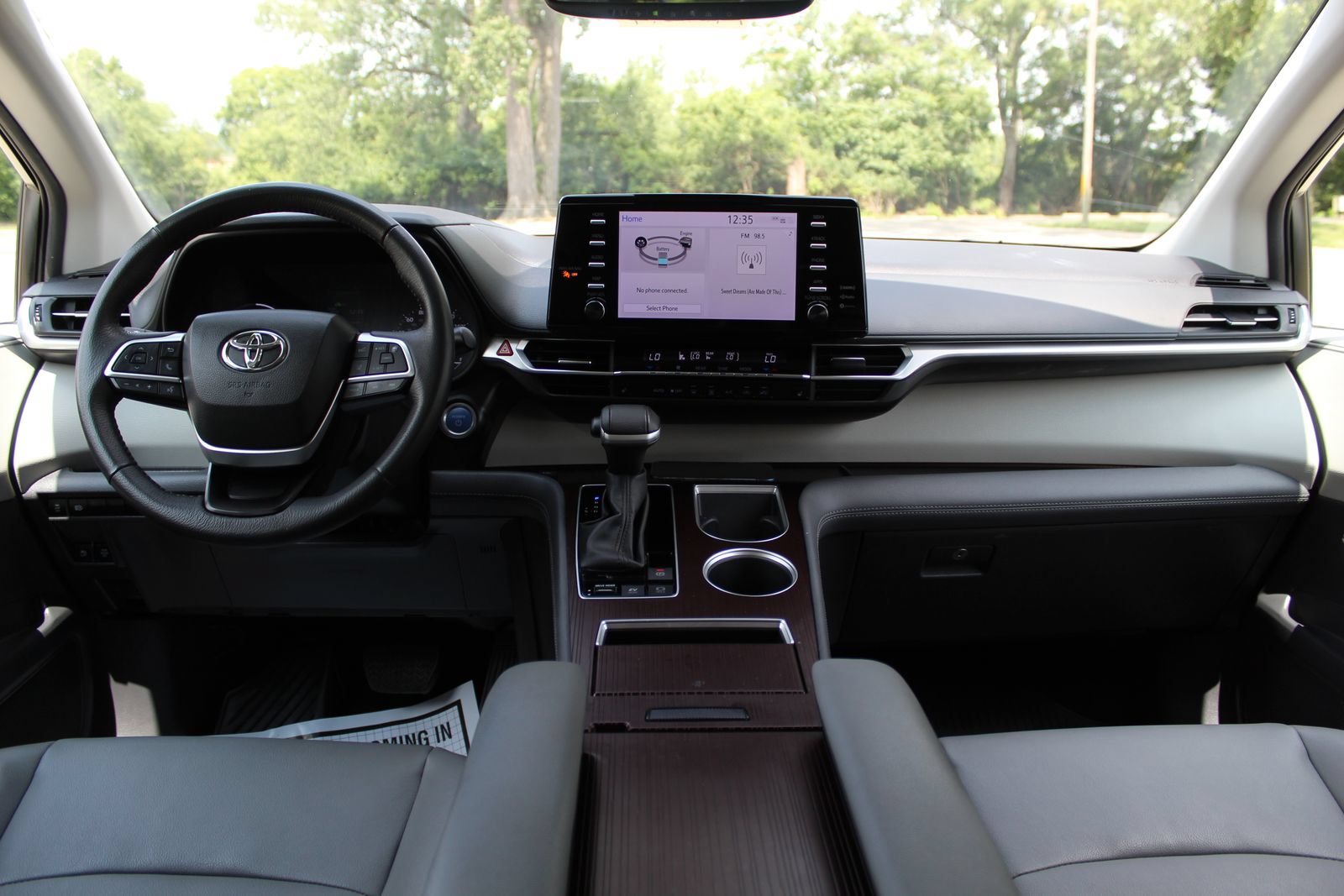 Used 2024 Toyota Sienna XLE FWD image 11