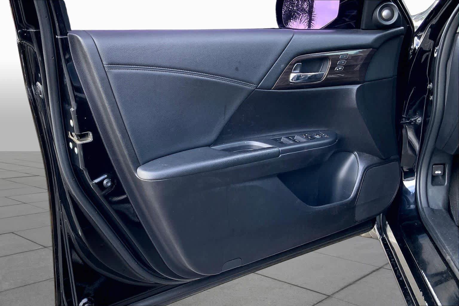 Used 2017 Honda Accord EX-L image 21