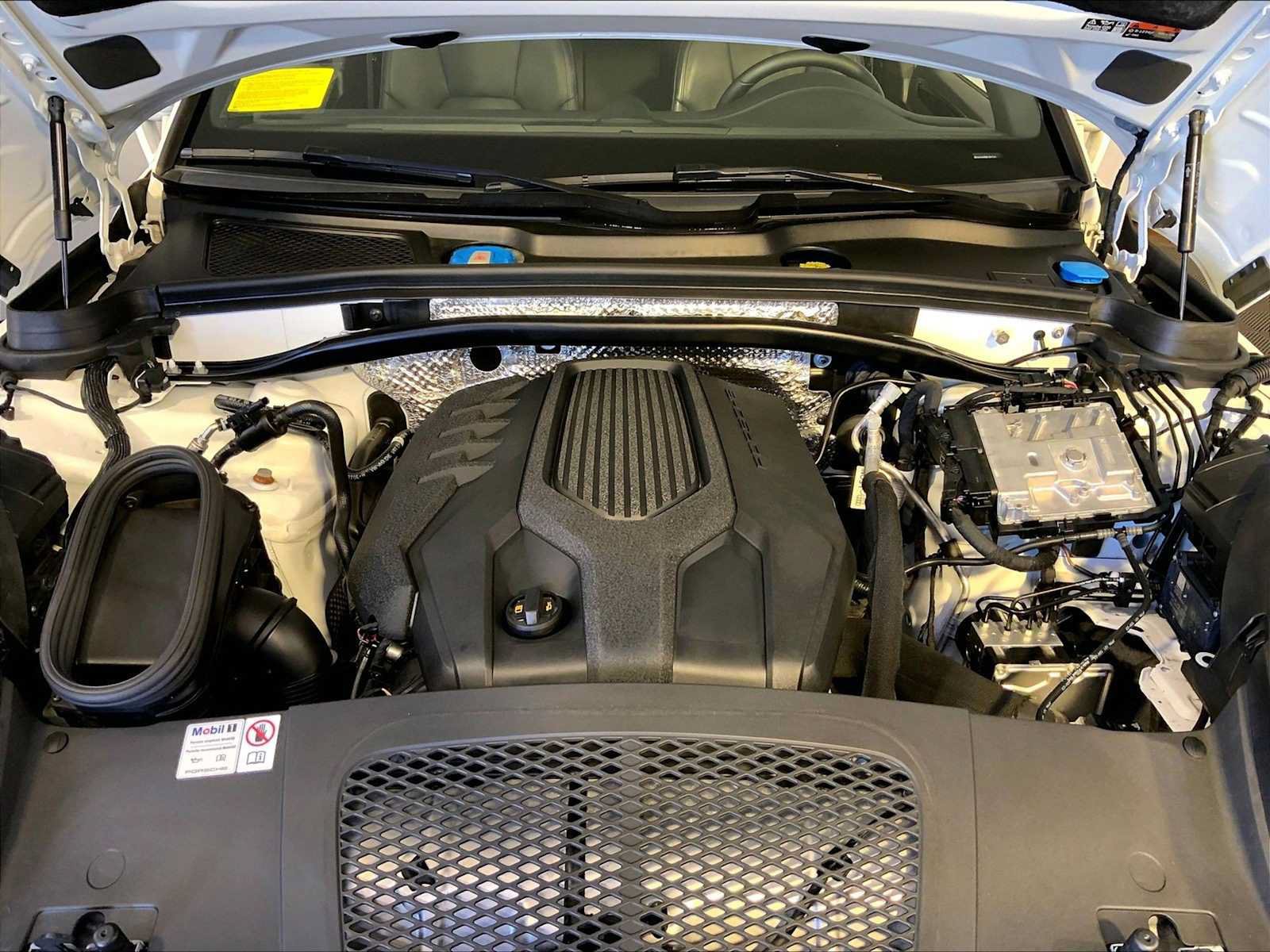 Certified 2024 Porsche Macan AWD/4WD image 32