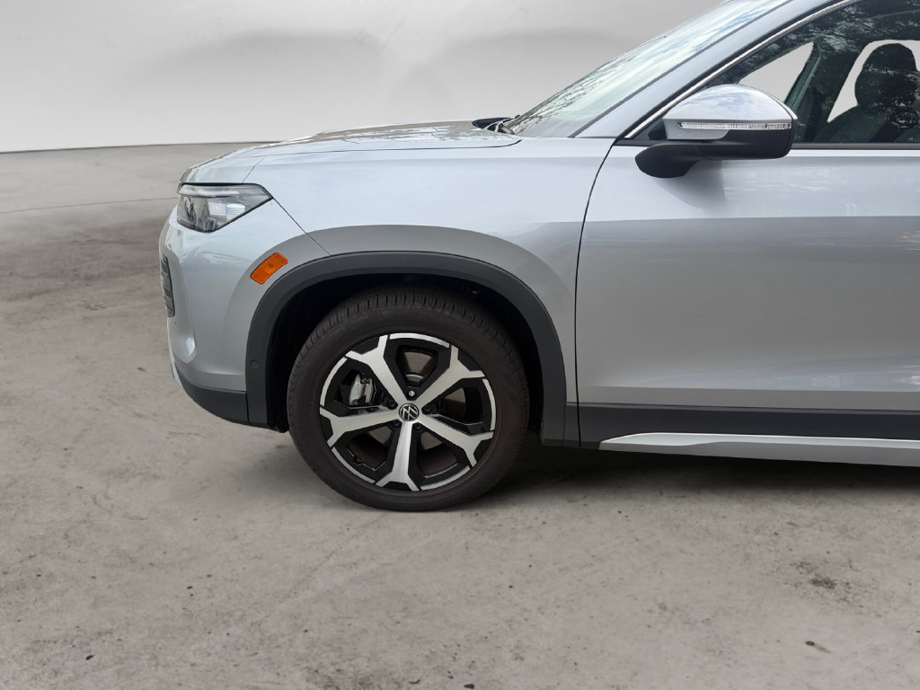 Used 2025 Volkswagen Tiguan SE AWD/4WD image 14