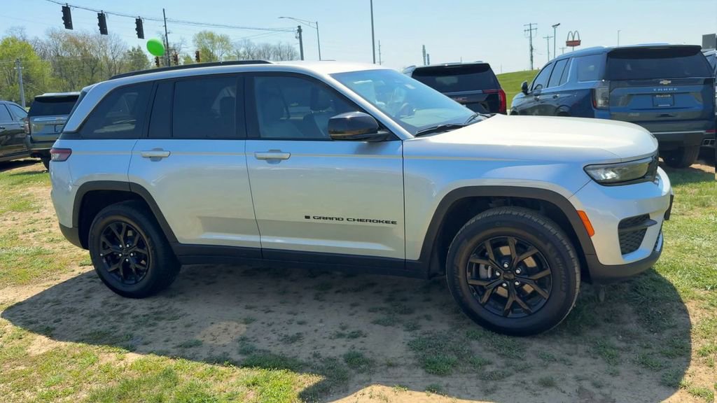 Used 2025 Jeep Grand Cherokee Altitude AWD/4WD image 8
