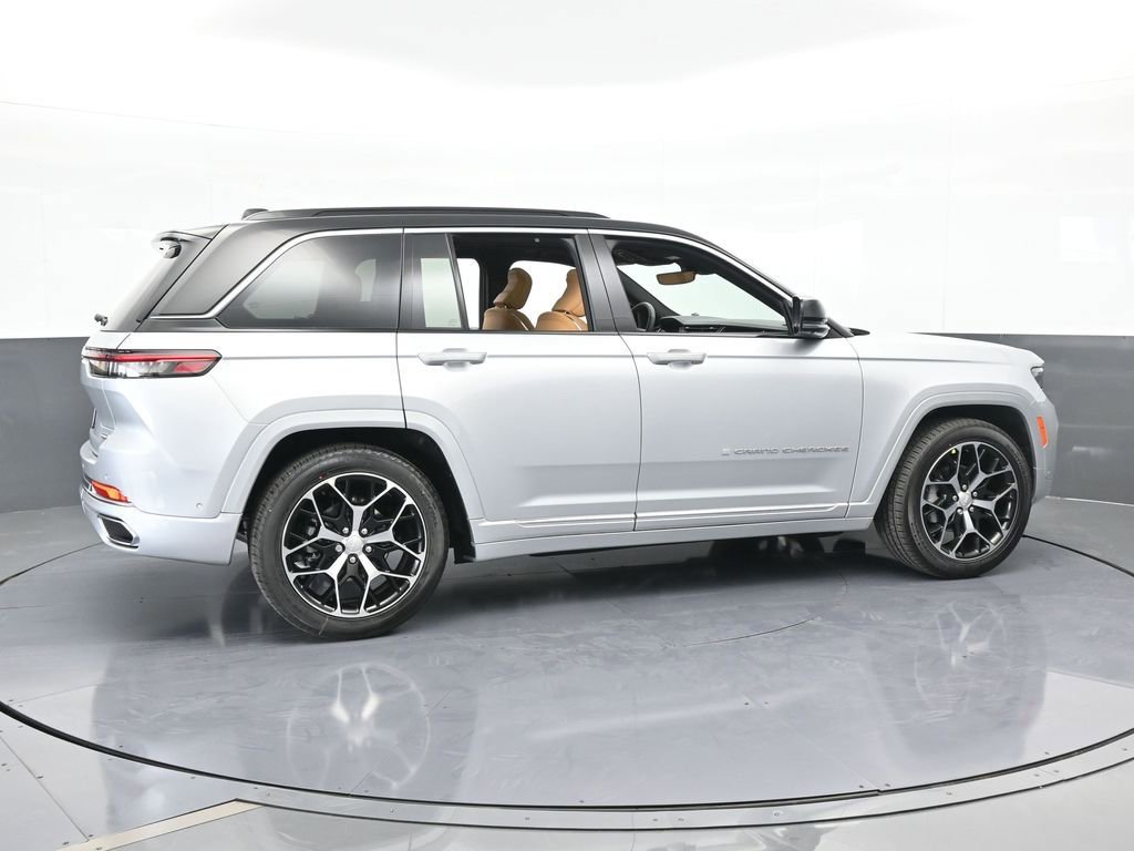 New 2025 Jeep Grand Cherokee Summit image 2