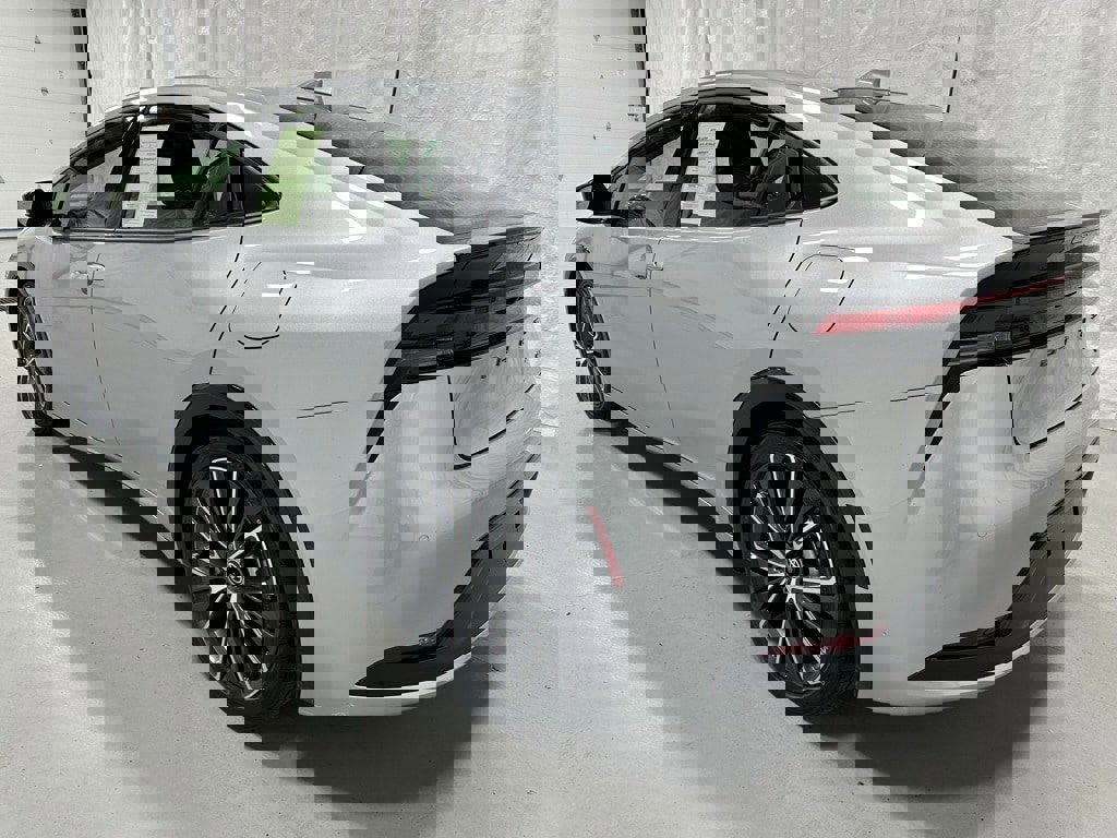 Used 2025 Toyota Prius XLE image 5