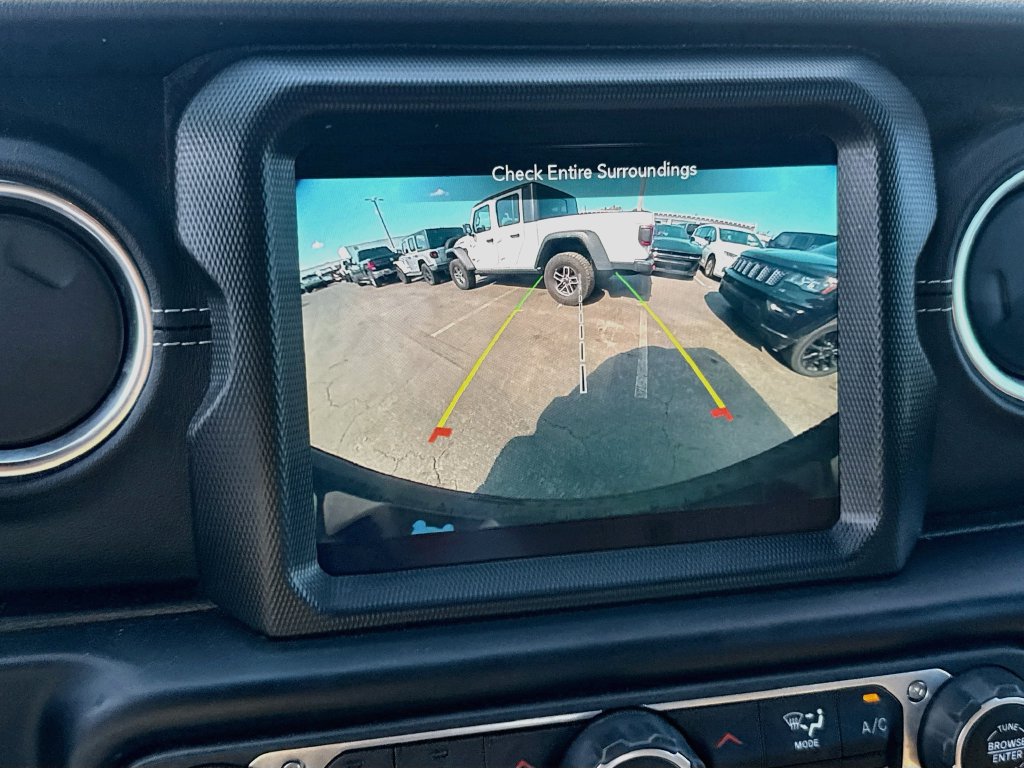 Used 2022 Jeep Wrangler Unlimited Sahara w/ Cold Weather Group AWD/4WD image 15