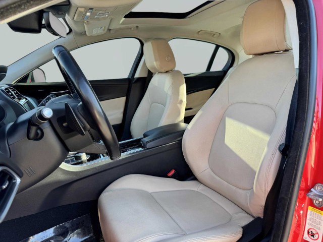 Used 2019 Jaguar XE Premium image 22