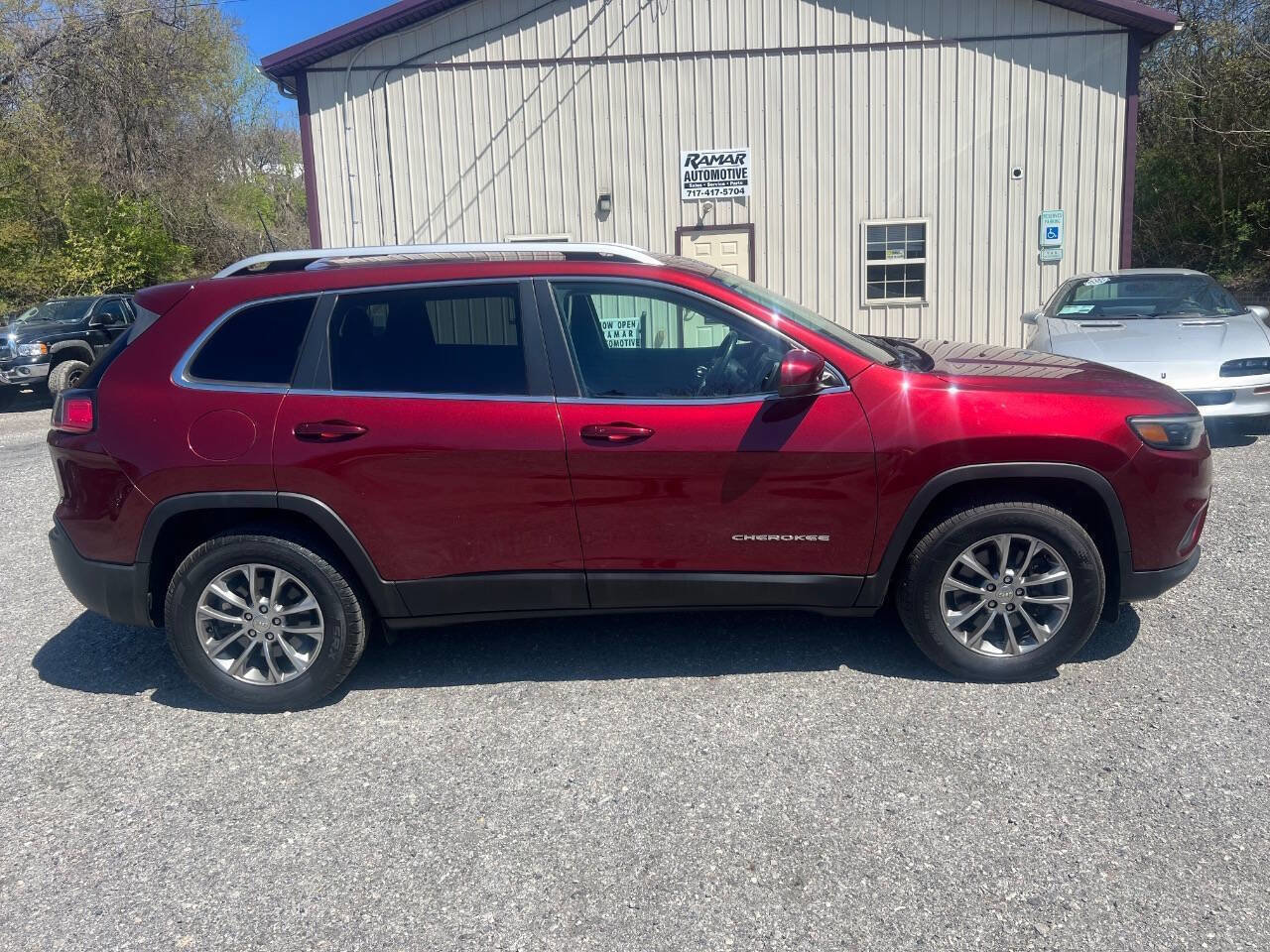 Used 2019 Jeep Cherokee Latitude Plus w/ Cold Weather Group AWD/4WD image 23