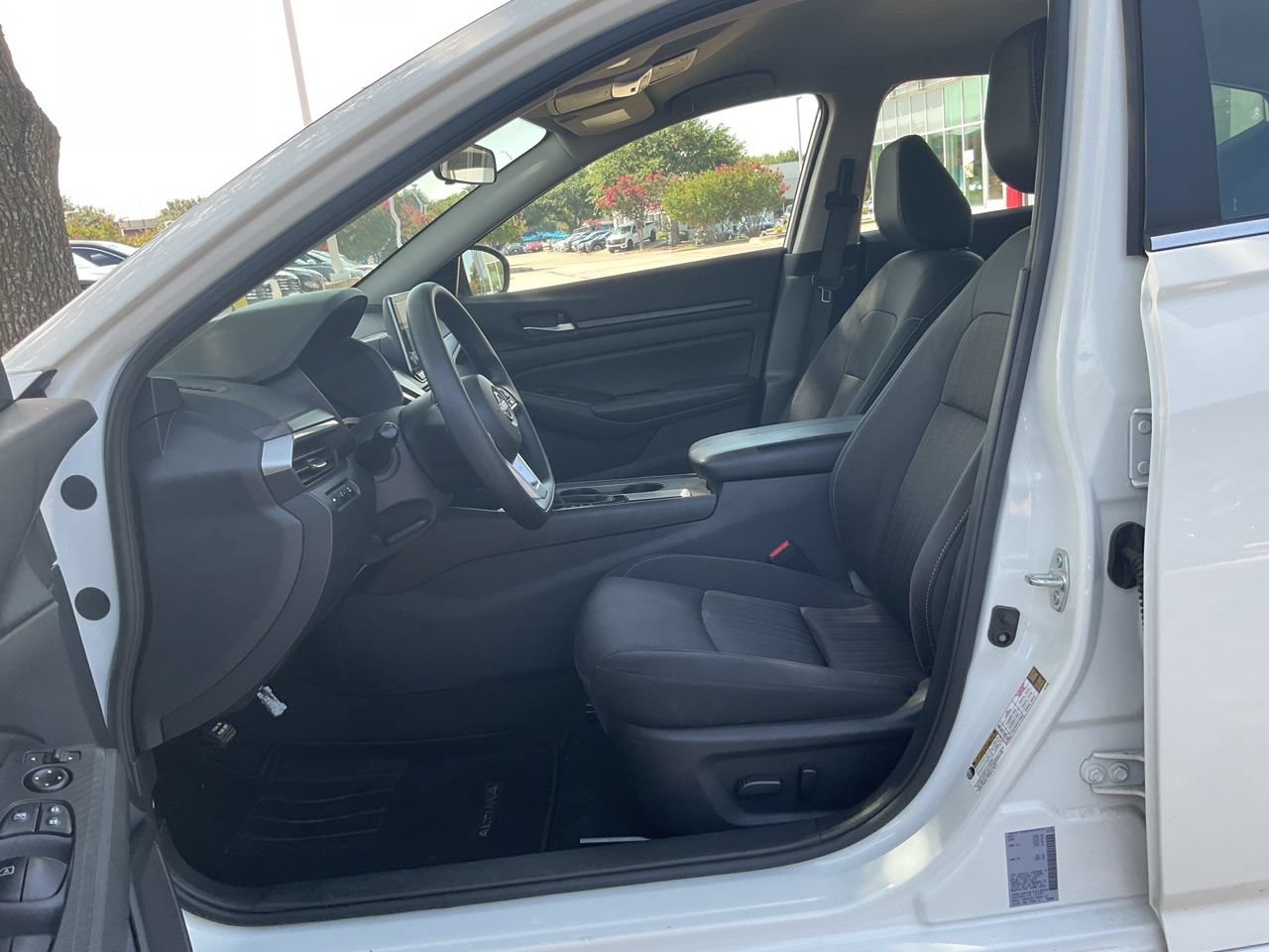 Used 2025 Nissan Altima 2.5 SV FWD image 8