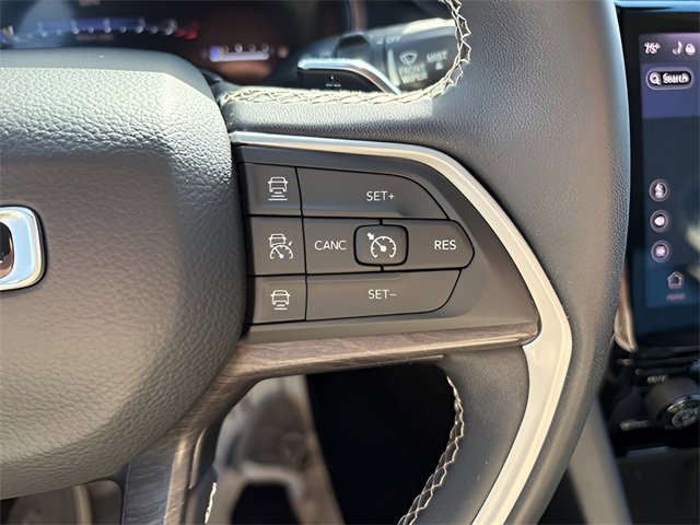 Used 2023 Jeep Grand Cherokee Limited w/ Luxury Tech Group II image 11