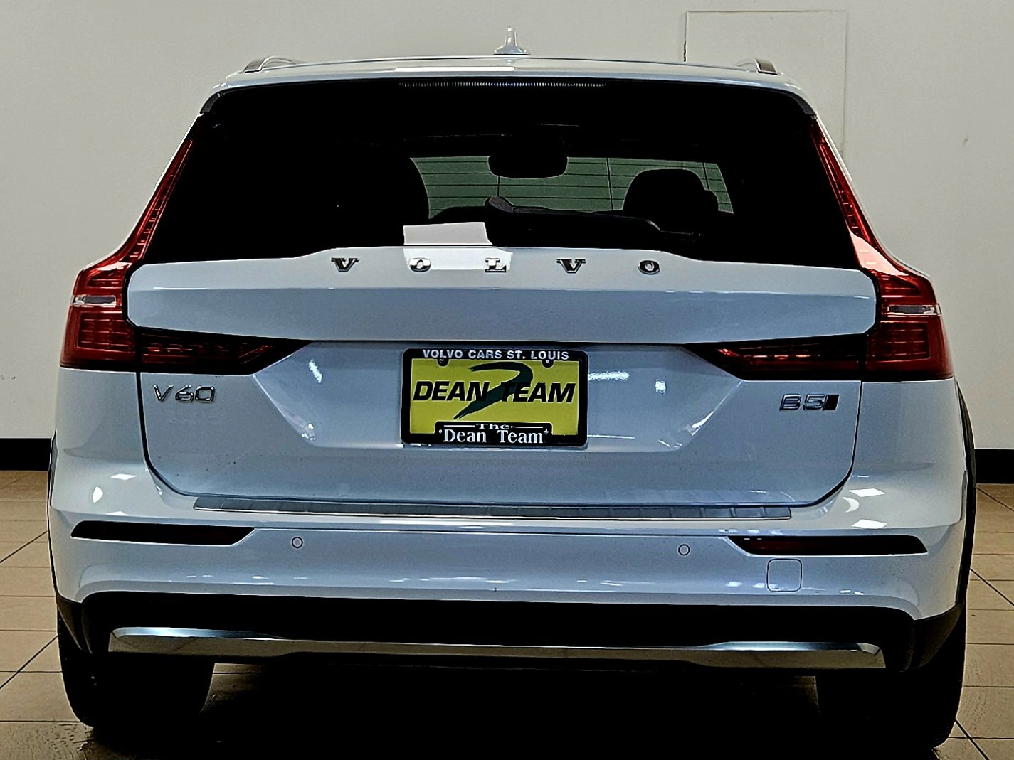 Used 2023 Volvo V60 B5 Cross Country Plus w/ Protection Package Premier image 7