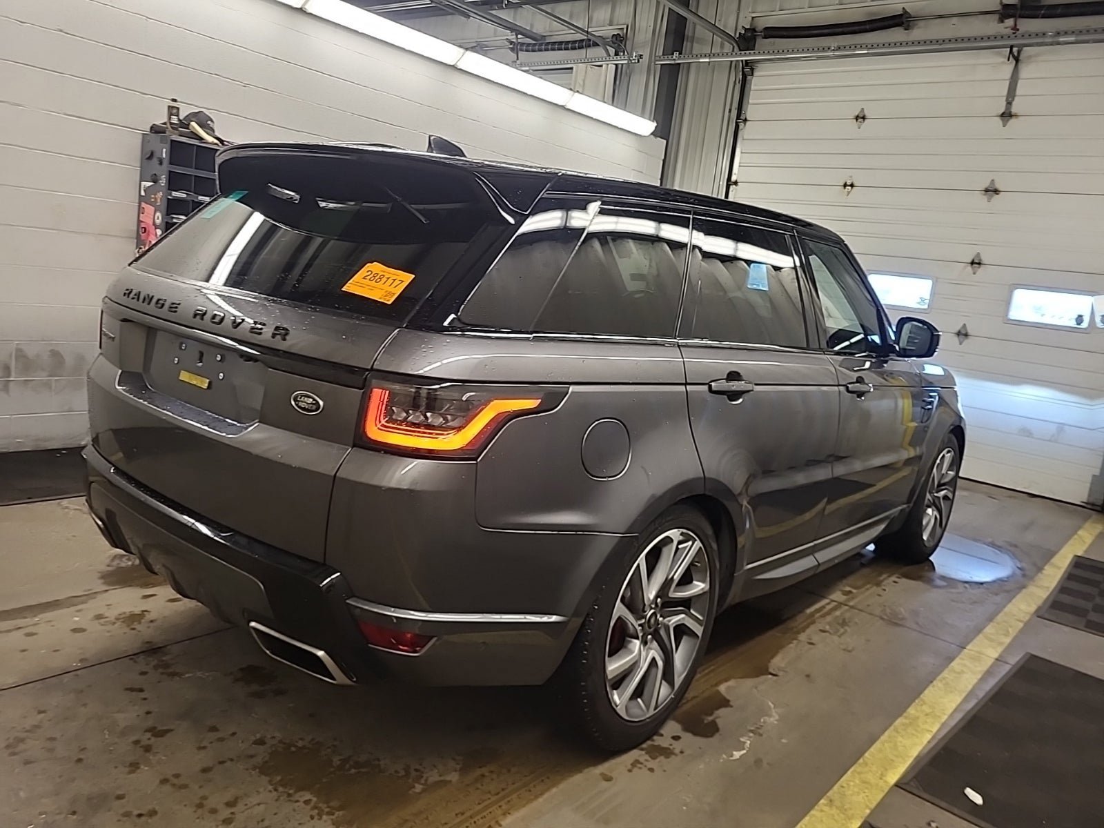 Used 2018 Land Rover Range Rover Sport HSE Dynamic image 6