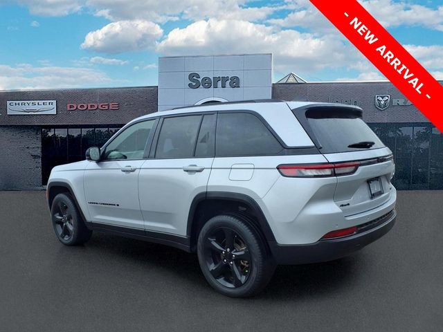Used 2023 Jeep Grand Cherokee Limited w/ Black Appearance Package AWD/4WD image 4