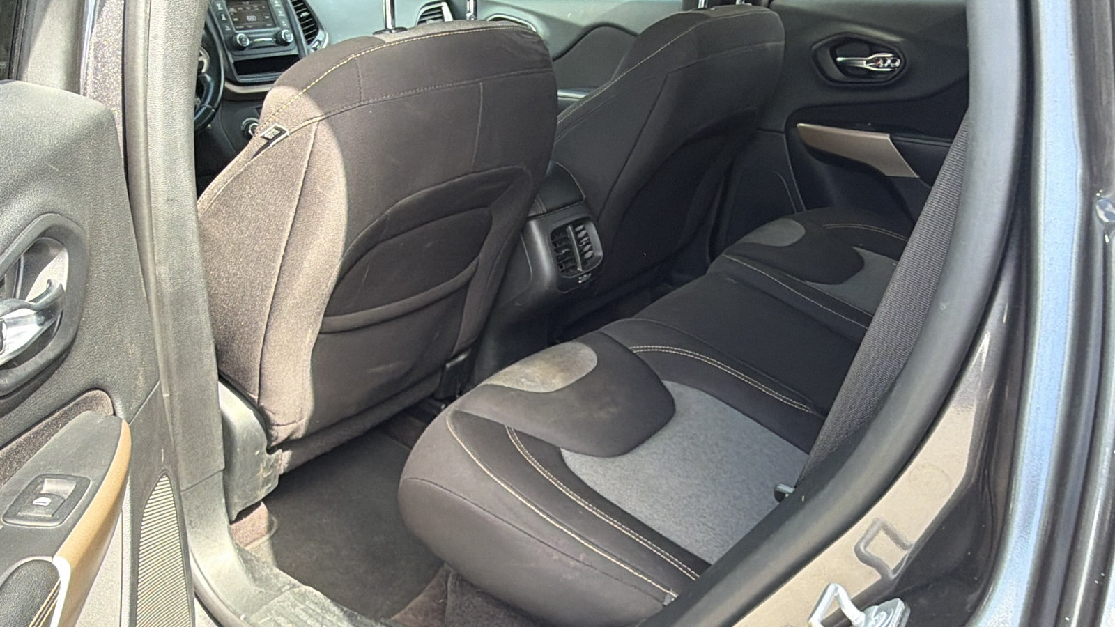Used 2018 Jeep Cherokee Latitude w/ Altitude Package FWD image 23