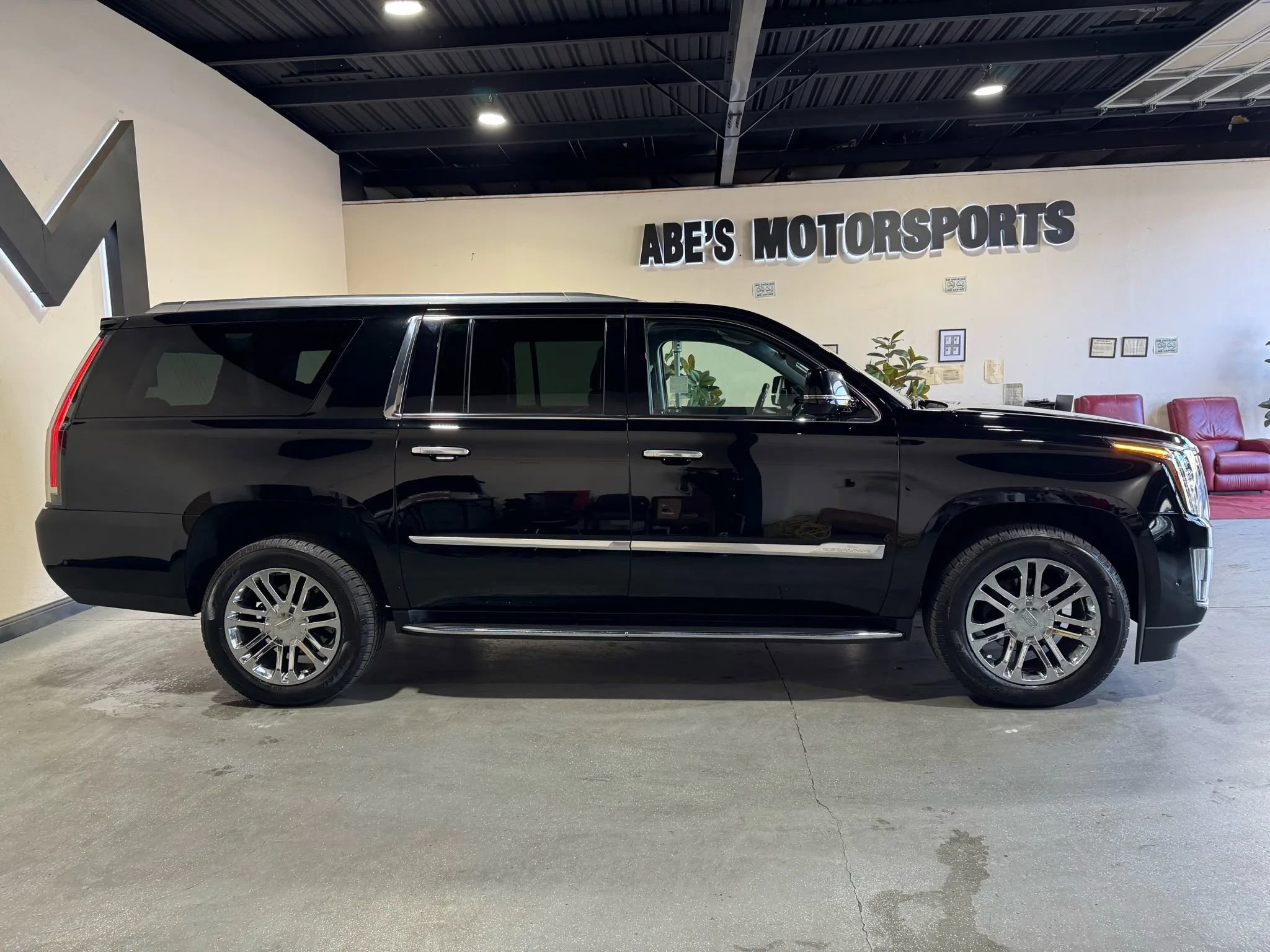 Used 2020 Cadillac Escalade ESV 2WD image 4