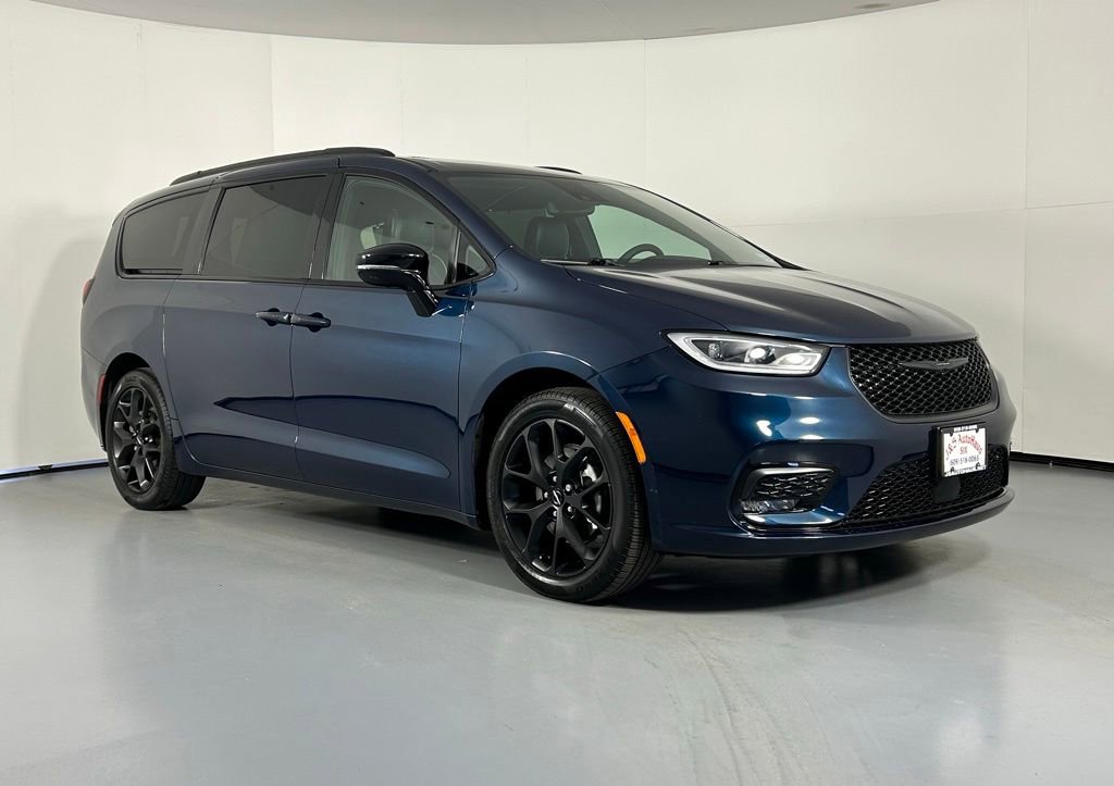 Used 2024 Chrysler Pacifica Limited w/ S Appearance Package FWD image 1