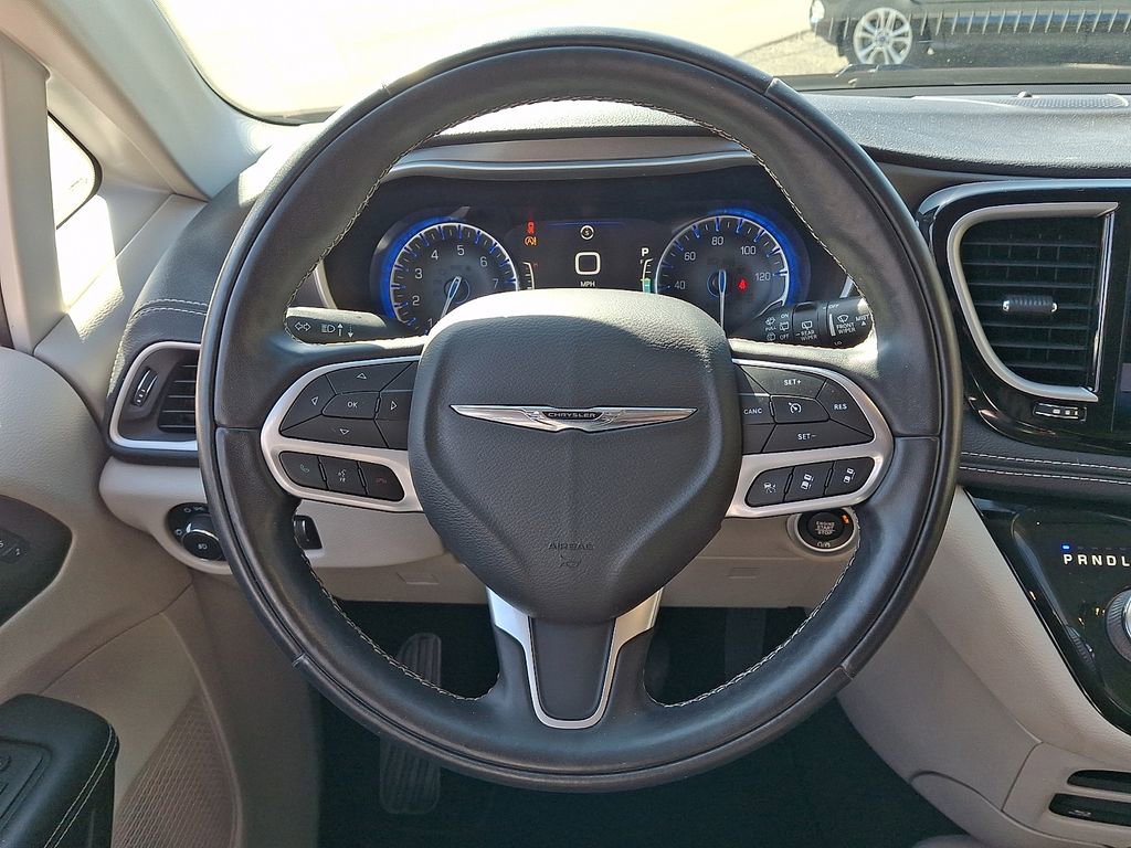 Used 2022 Chrysler Pacifica Touring-L w/ Uconnect Theater Family Group image 19