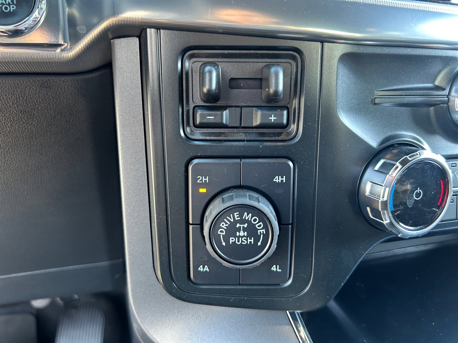 New 2025 Ford F150 Lariat w/ Equipment Group 501A Mid image 31