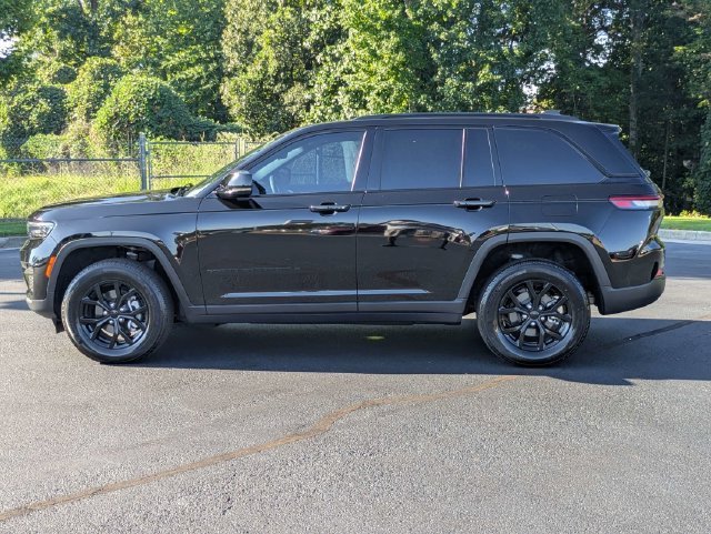 Used 2024 Jeep Grand Cherokee Altitude AWD/4WD image 7