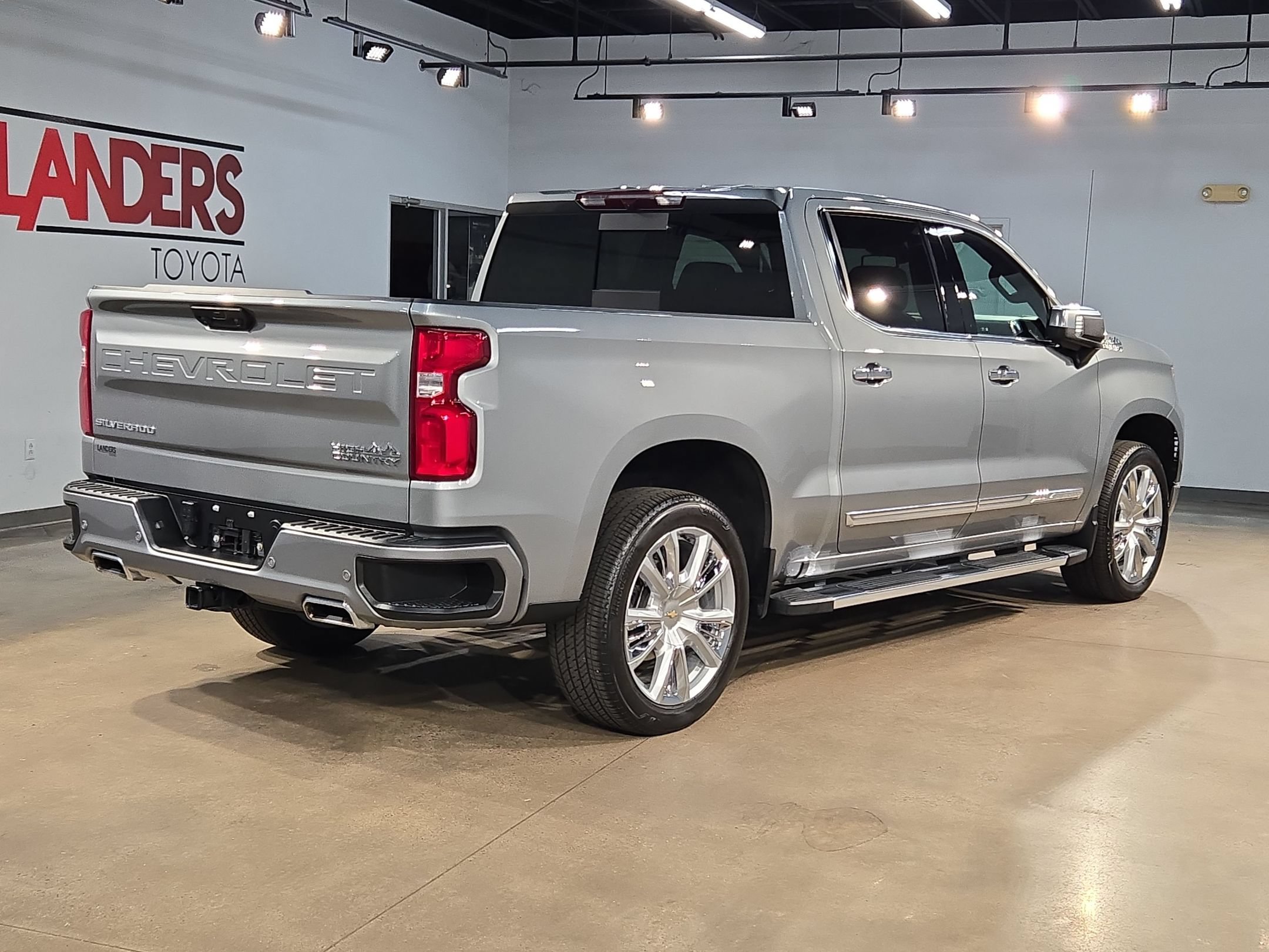Used 2024 Chevrolet Silverado 1500 High Country w/ High Country Premium Package AWD/4WD image 7