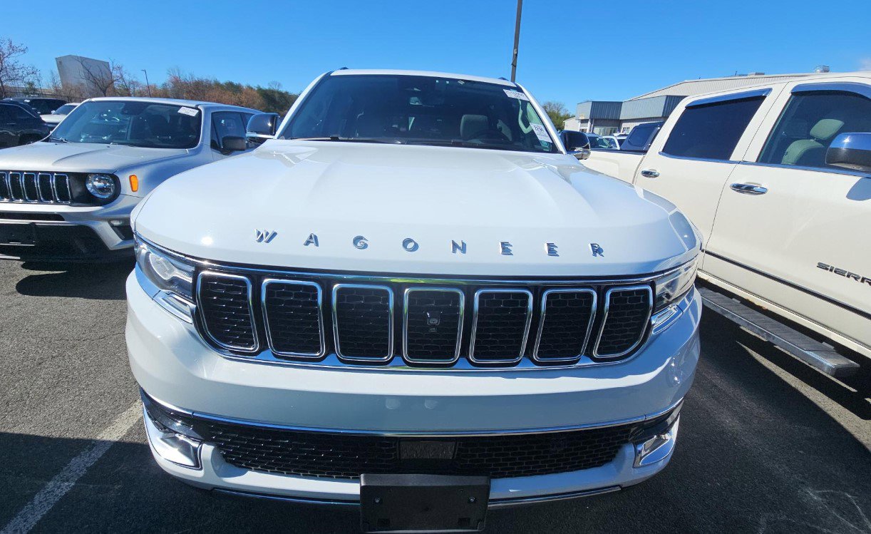 Used 2024 Jeep Wagoneer L Series III w/ Premium Group I AWD/4WD image 3