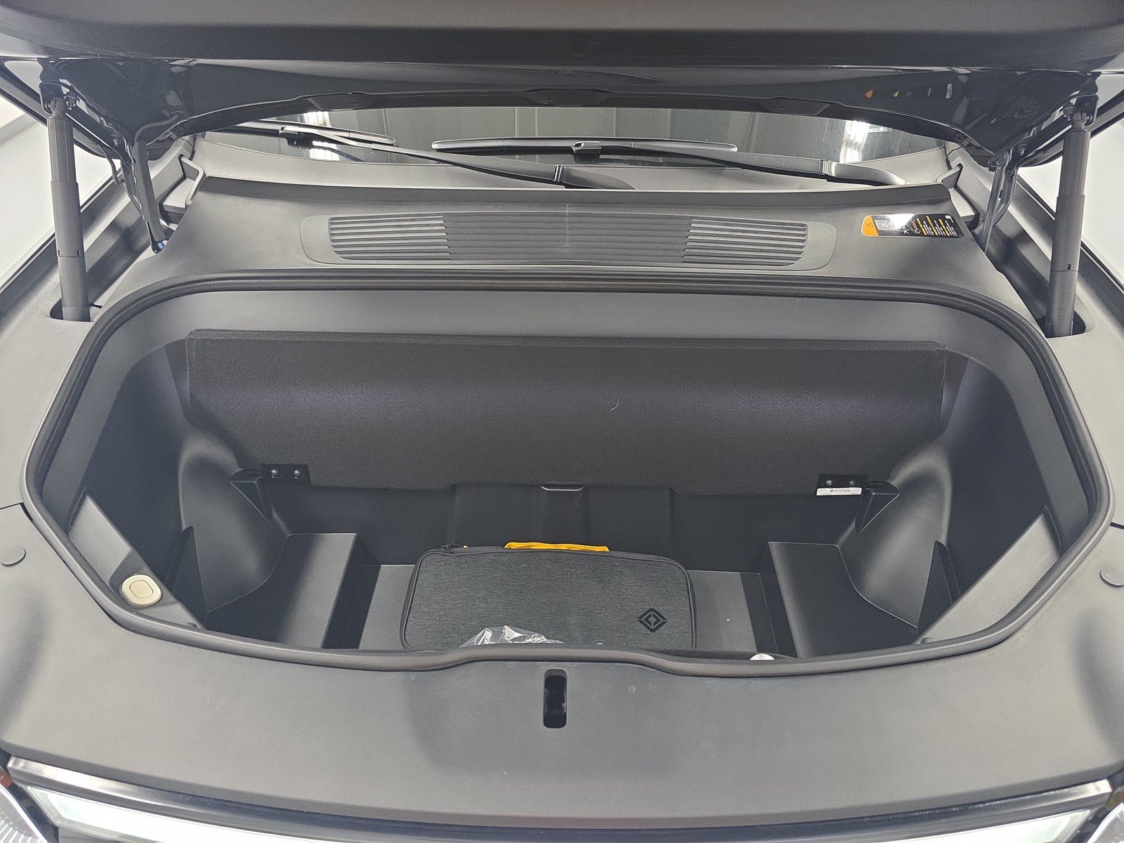 Used 2024 Rivian R1T Adventure AWD/4WD image 14