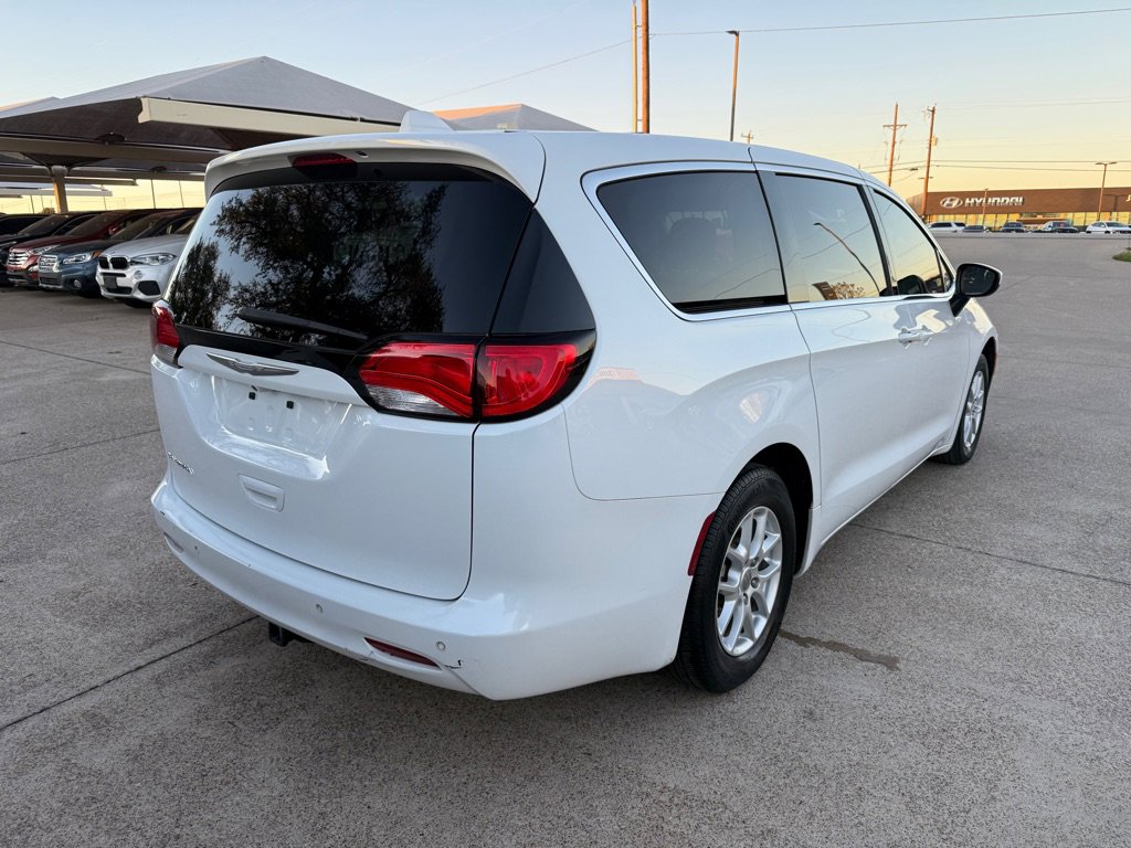 Used 2017 Chrysler Pacifica LX image 7