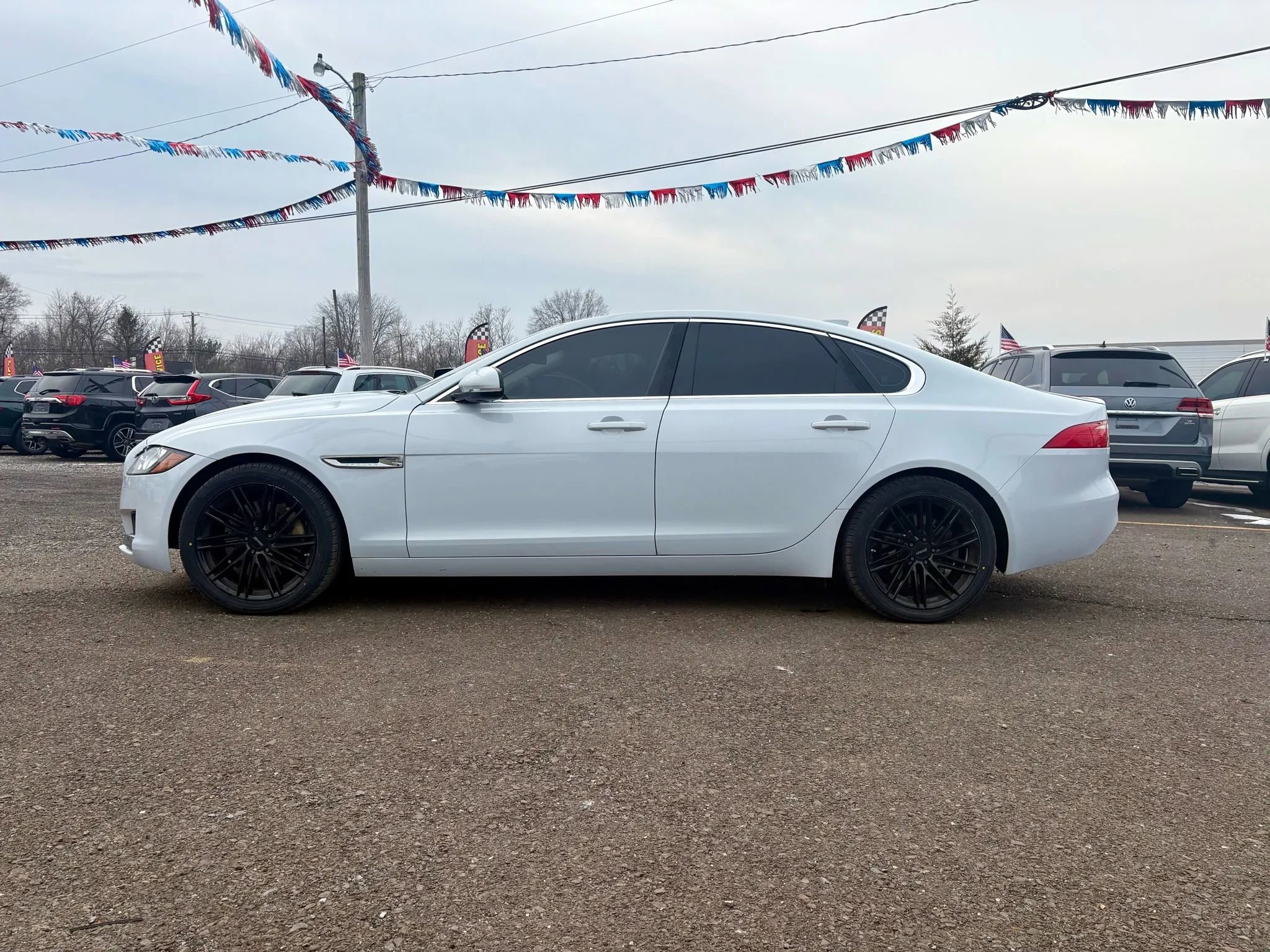 Used 2016 Jaguar XF Premium image 2