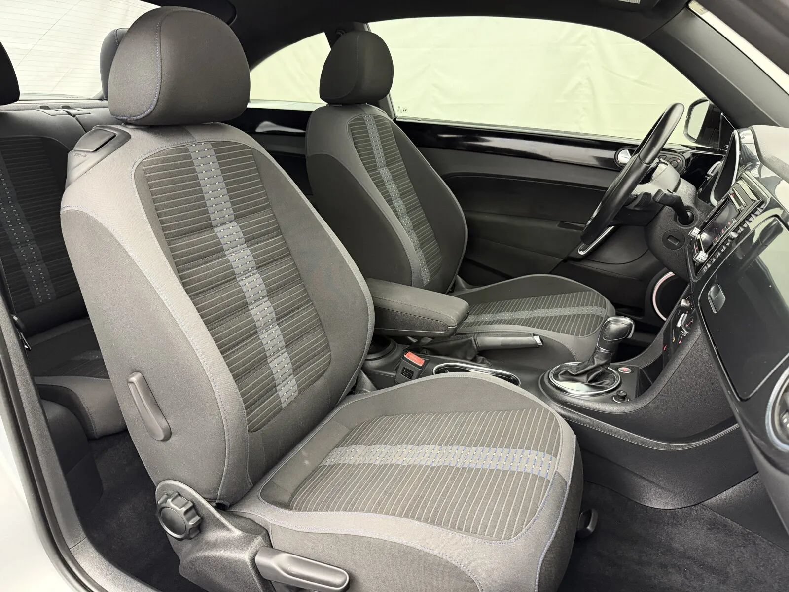 Used 2013 Volkswagen Beetle Turbo FWD image 26