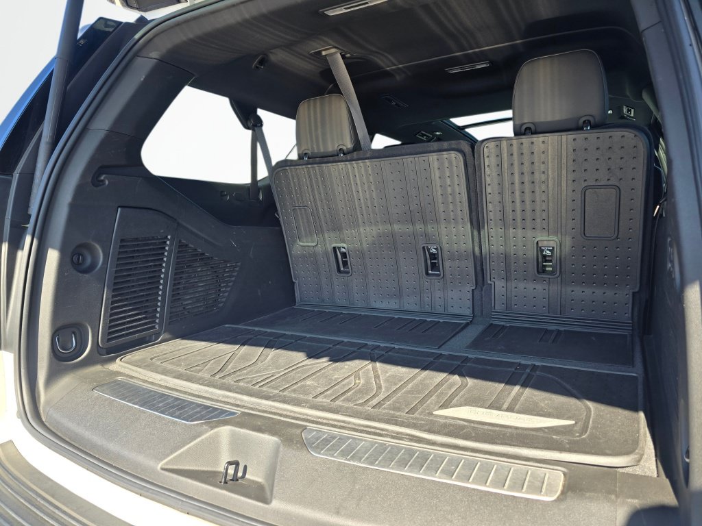 Used 2024 Chevrolet Suburban High Country AWD/4WD image 25