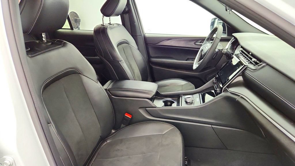 Used 2025 Jeep Grand Cherokee Altitude AWD/4WD image 24
