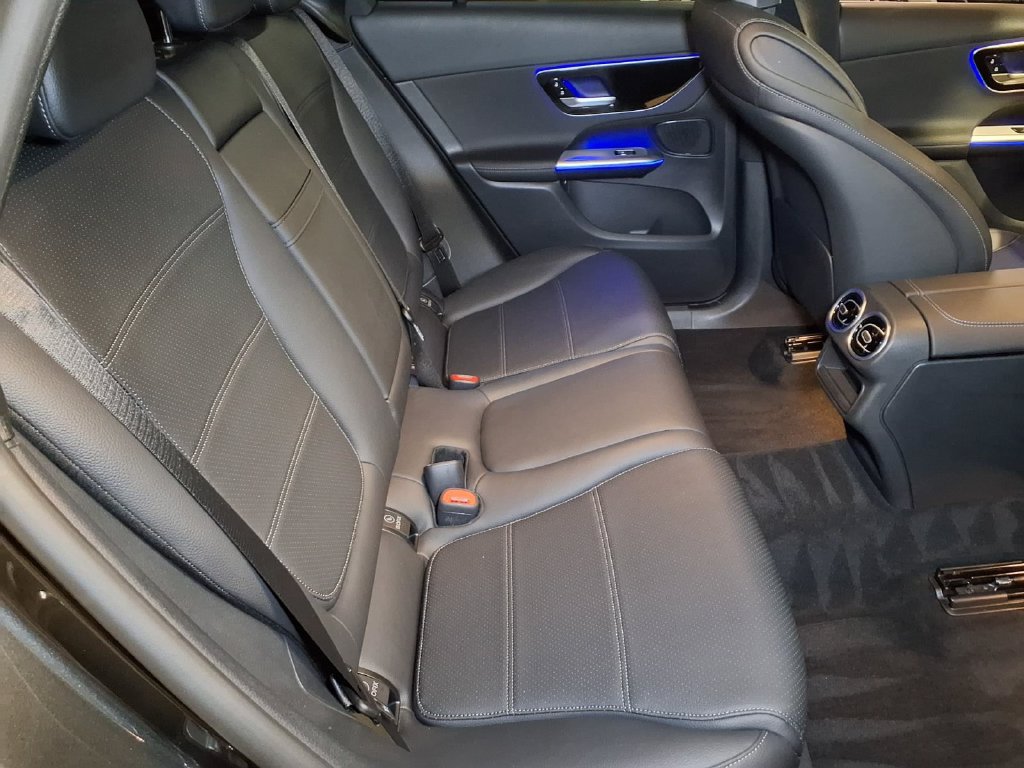 Used 2025 Mercedes-Benz GLC 300 4MATIC image 19
