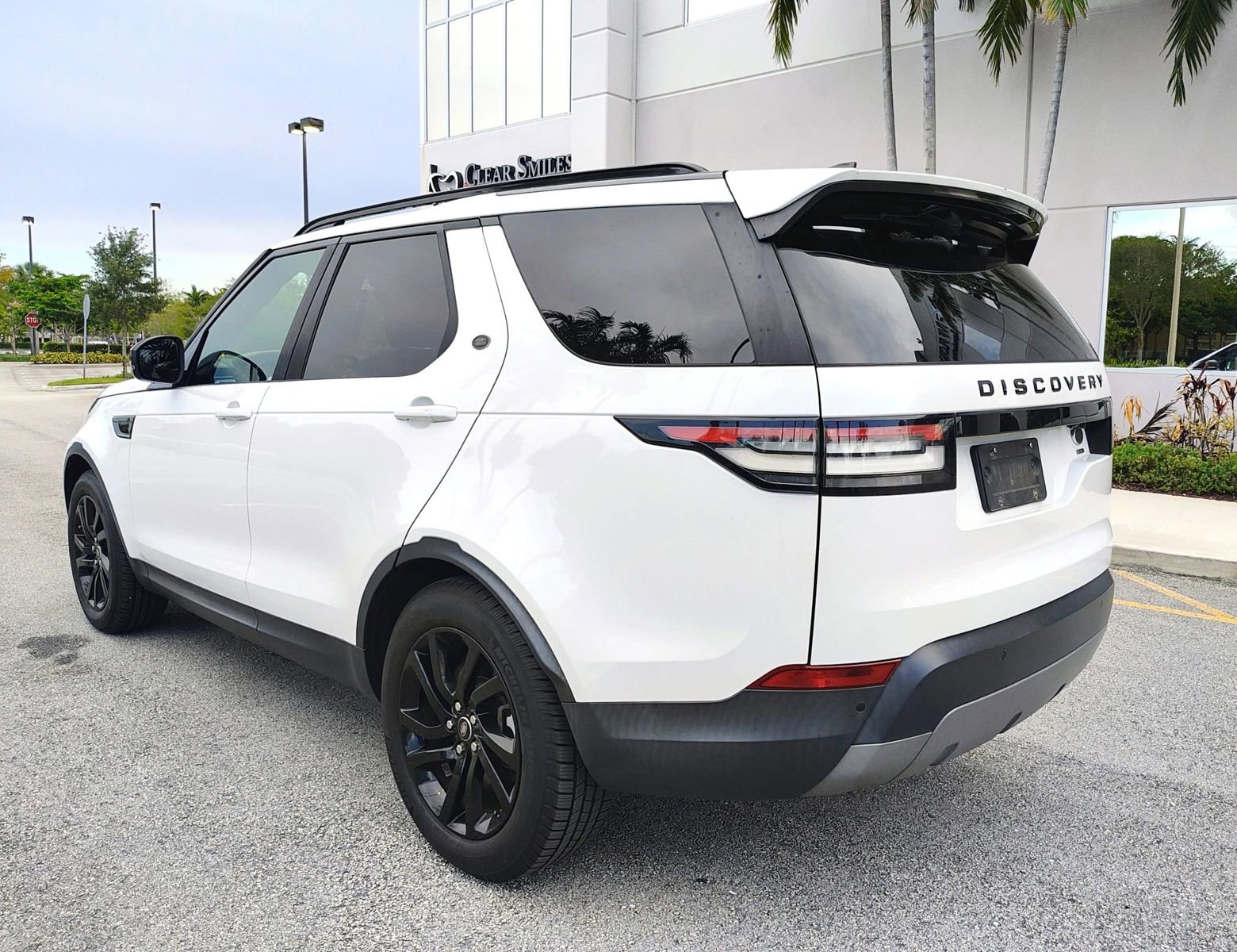 Used 2017 Land Rover Discovery SE image 8