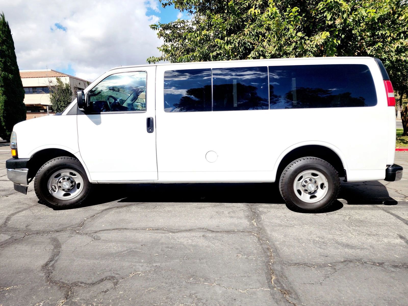 Used 2018 Chevrolet Express 2500 LT w/ LT Preferred Equipment Group image 5