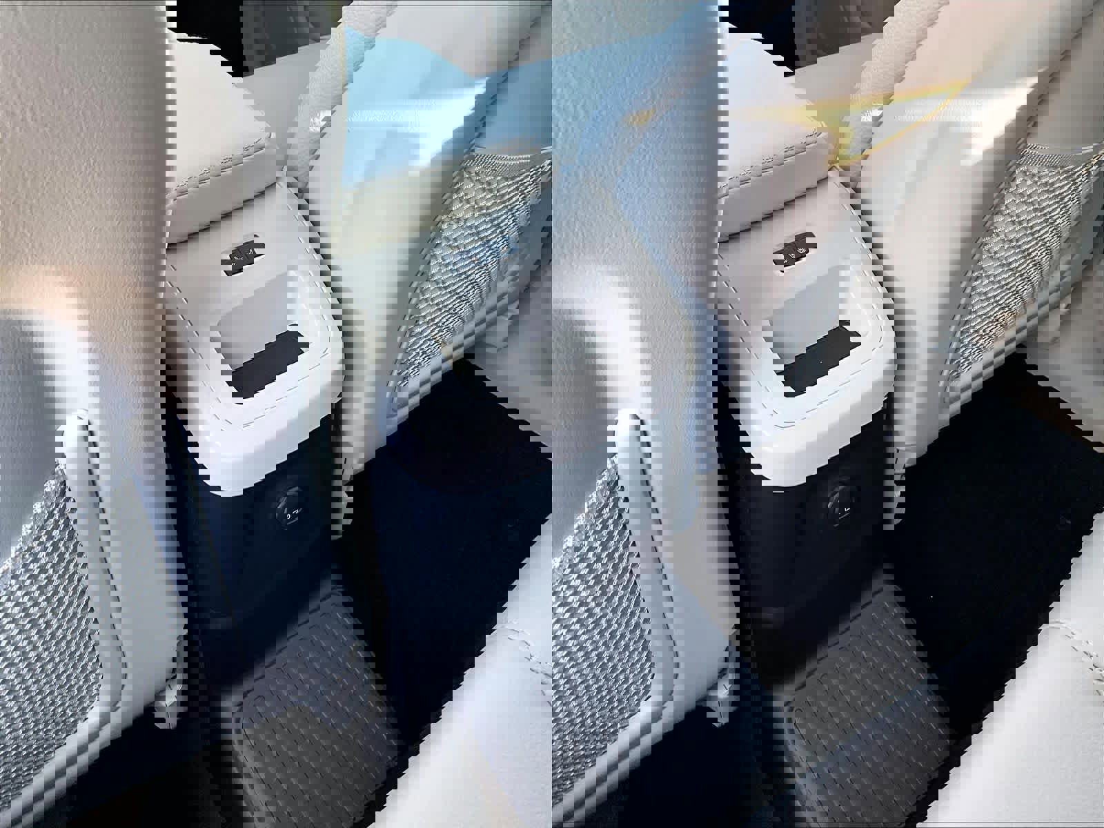 Used 2025 Volvo XC60 T8 Plus w/ Protection Package Premier image 37