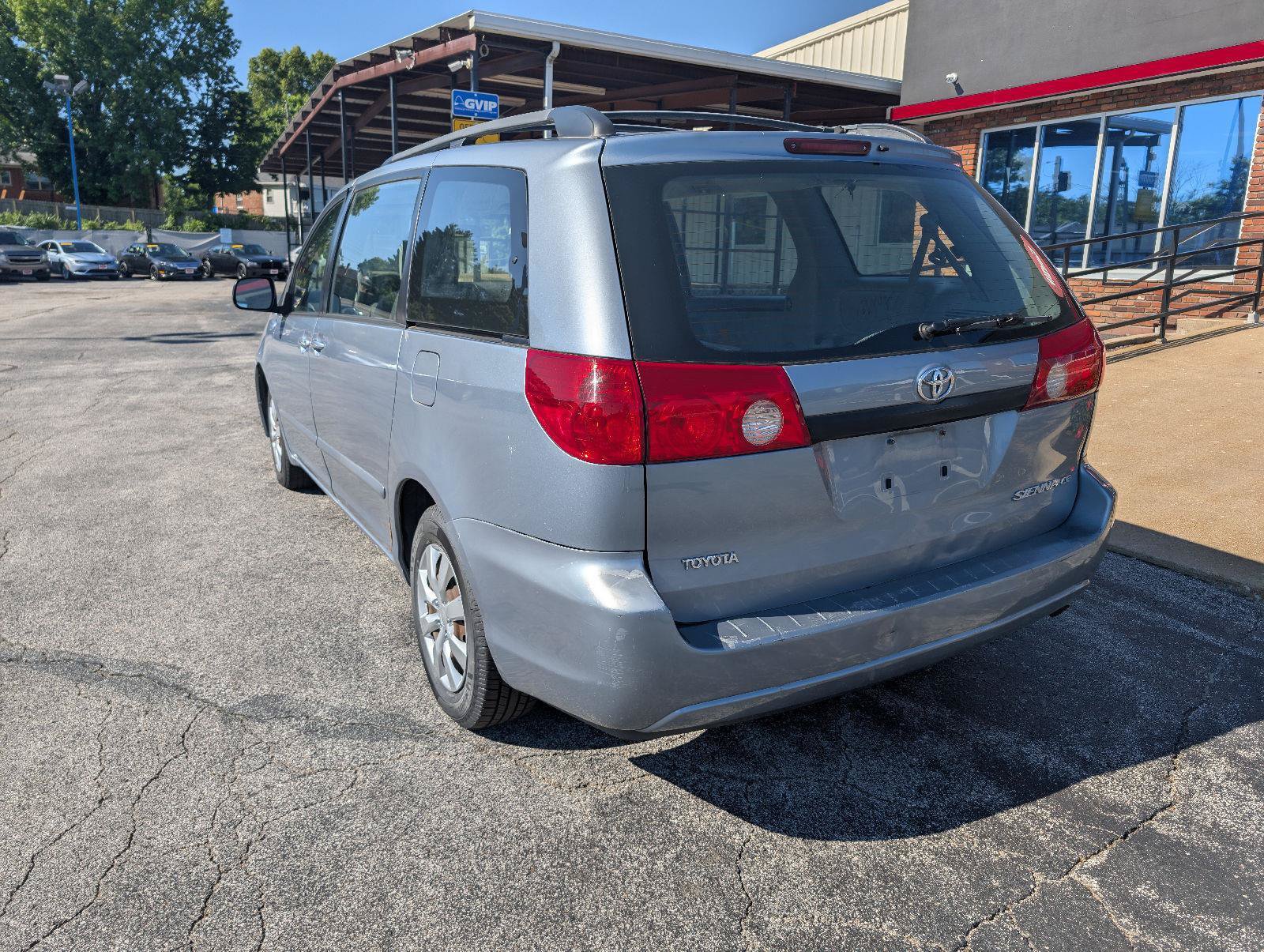 Used 2010 Toyota Sienna FWD image 3