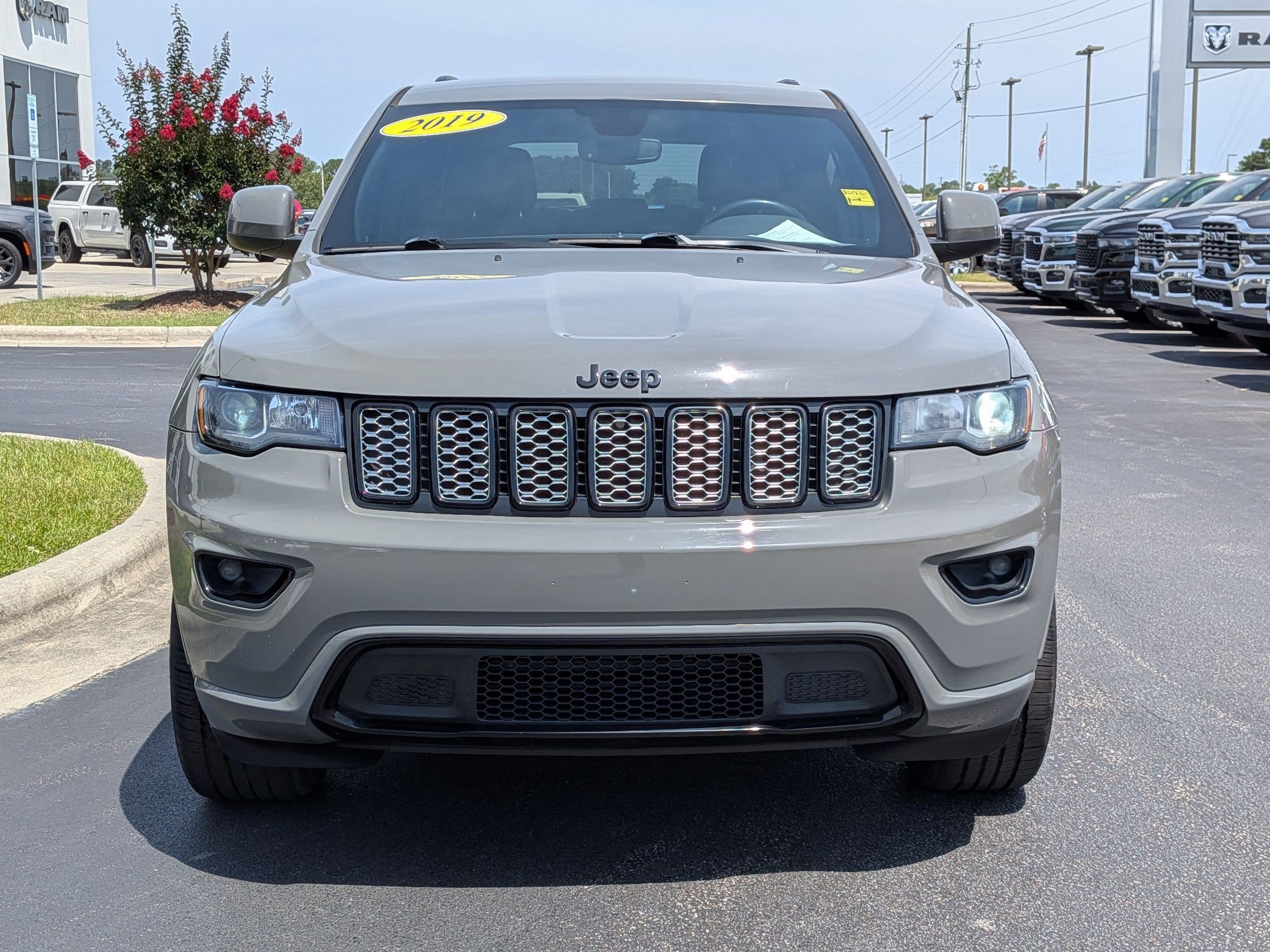 Used 2019 Jeep Grand Cherokee Altitude AWD/4WD image 2