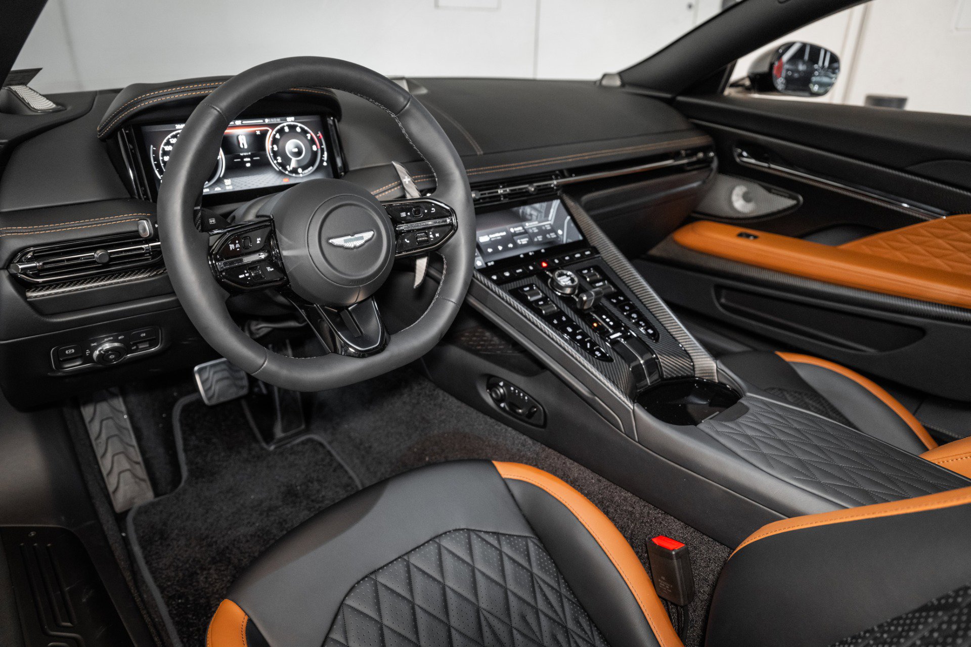Used 2025 Aston Martin DB12 Coupe image 3