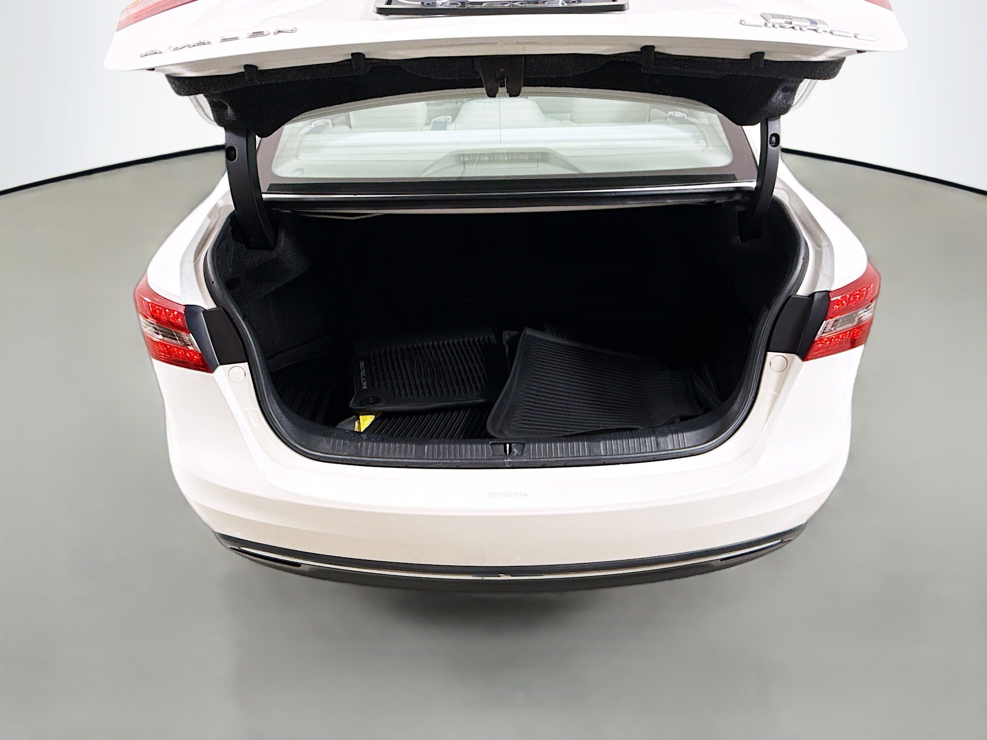 Used 2018 Toyota Avalon Limited image 26