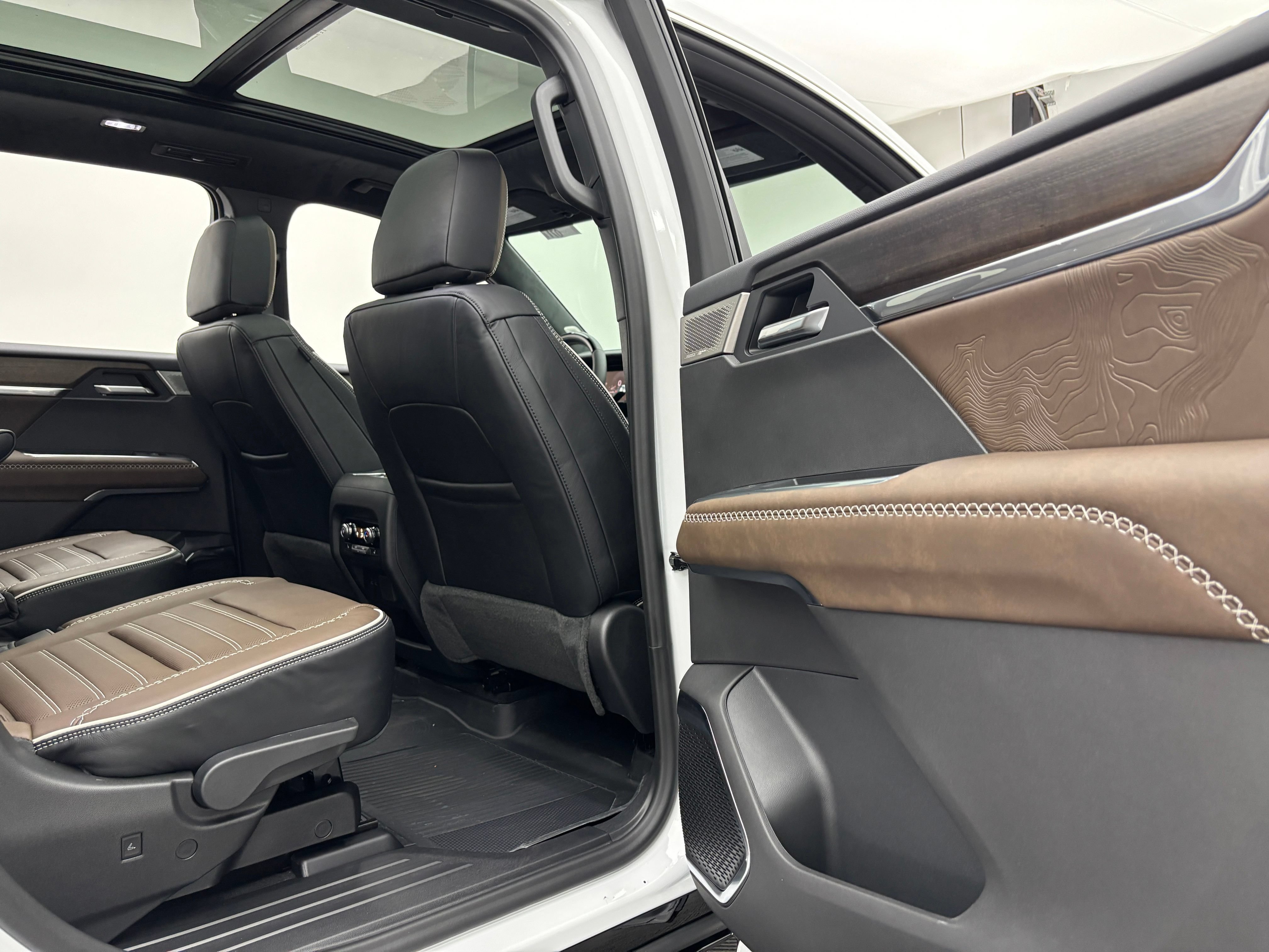 New 2026 GMC Acadia Denali Ultimate w/ LPO, Floor Liner Package AWD/4WD image 41