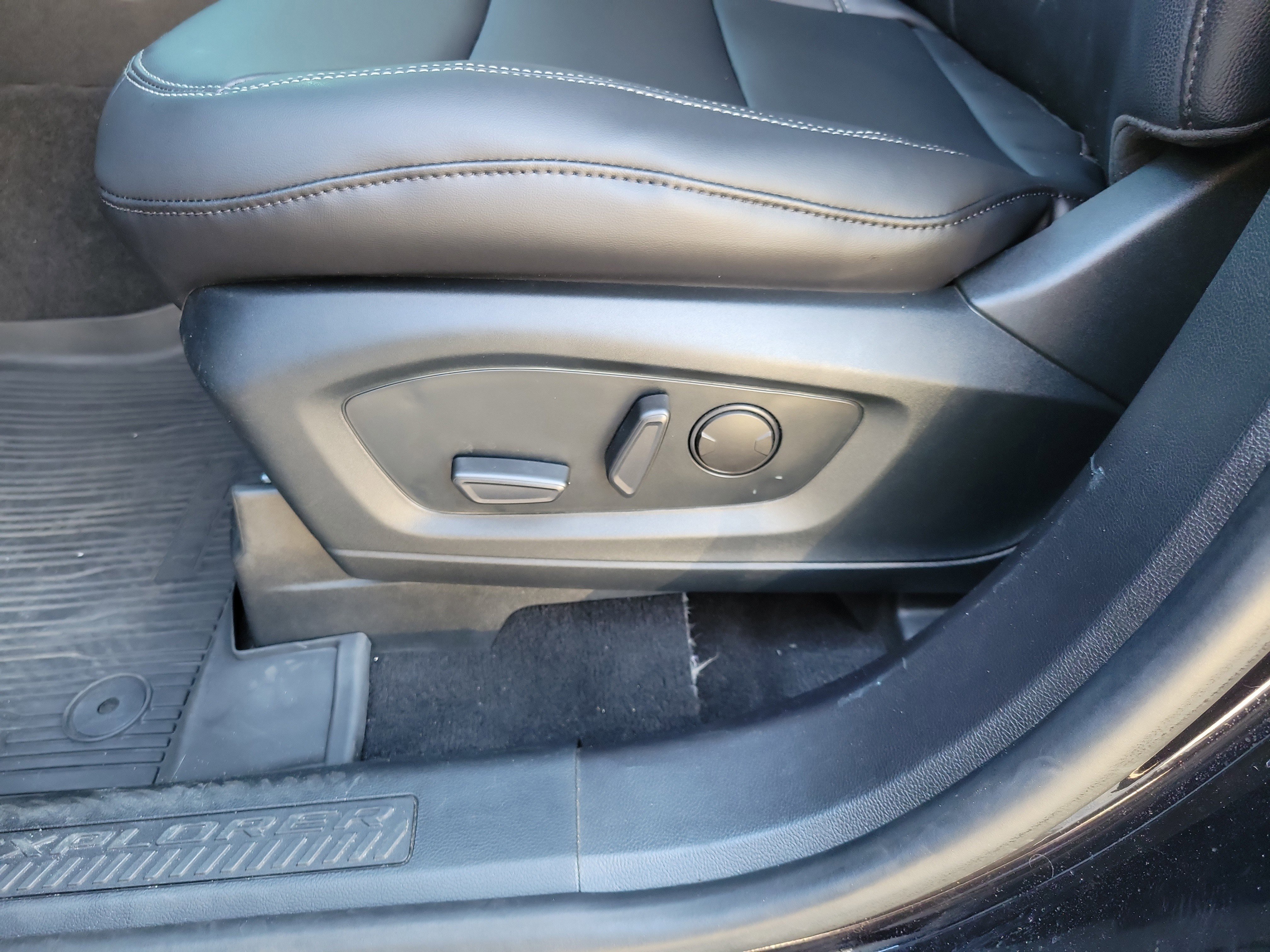 Certified 2021 Ford Explorer XLT w/ Equipment Group 202A image 9