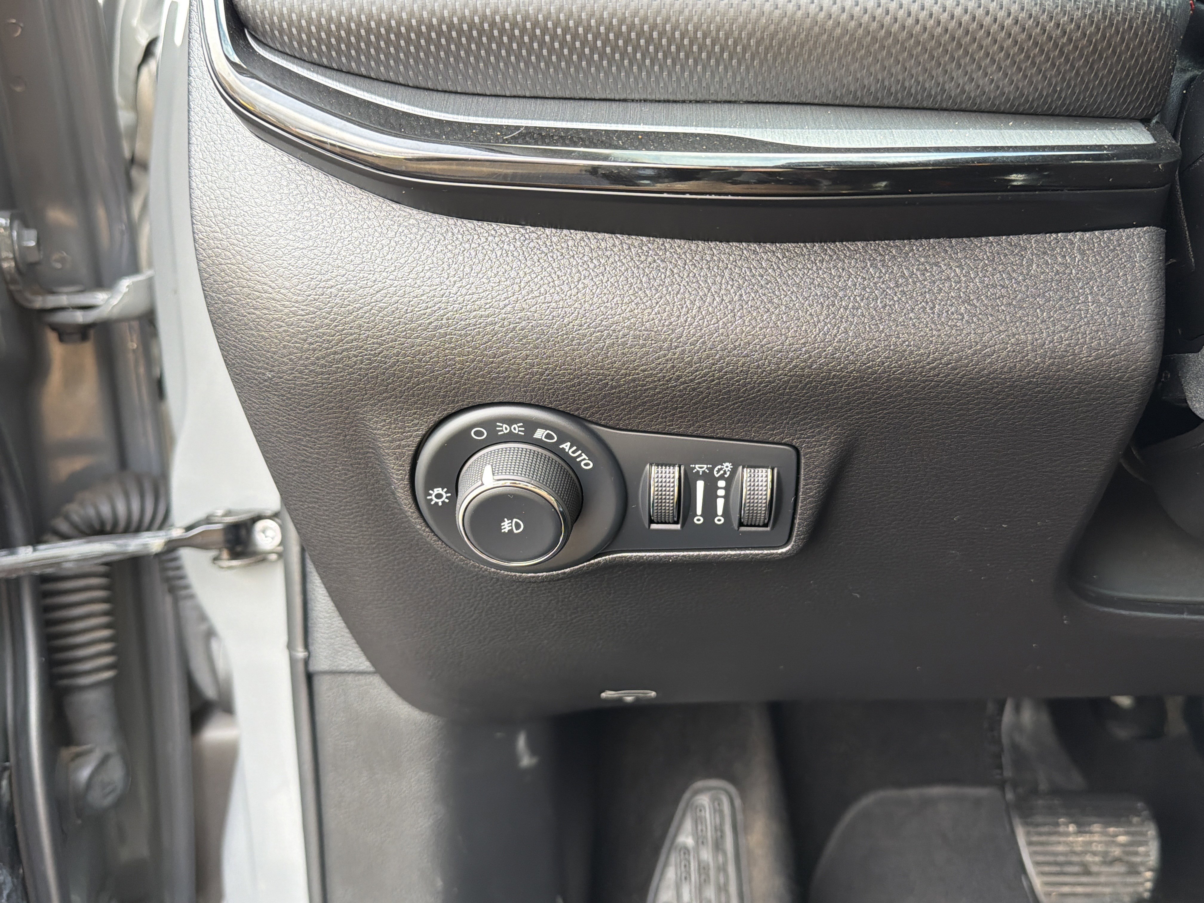 Used 2022 Jeep Compass Trailhawk w/ Trailhawk Convenience Group AWD/4WD image 16