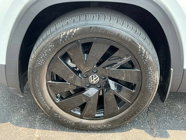 Certified 2024 Volkswagen Atlas Cross Sport SE w/ Panoramic Sunroof Package FWD image 9