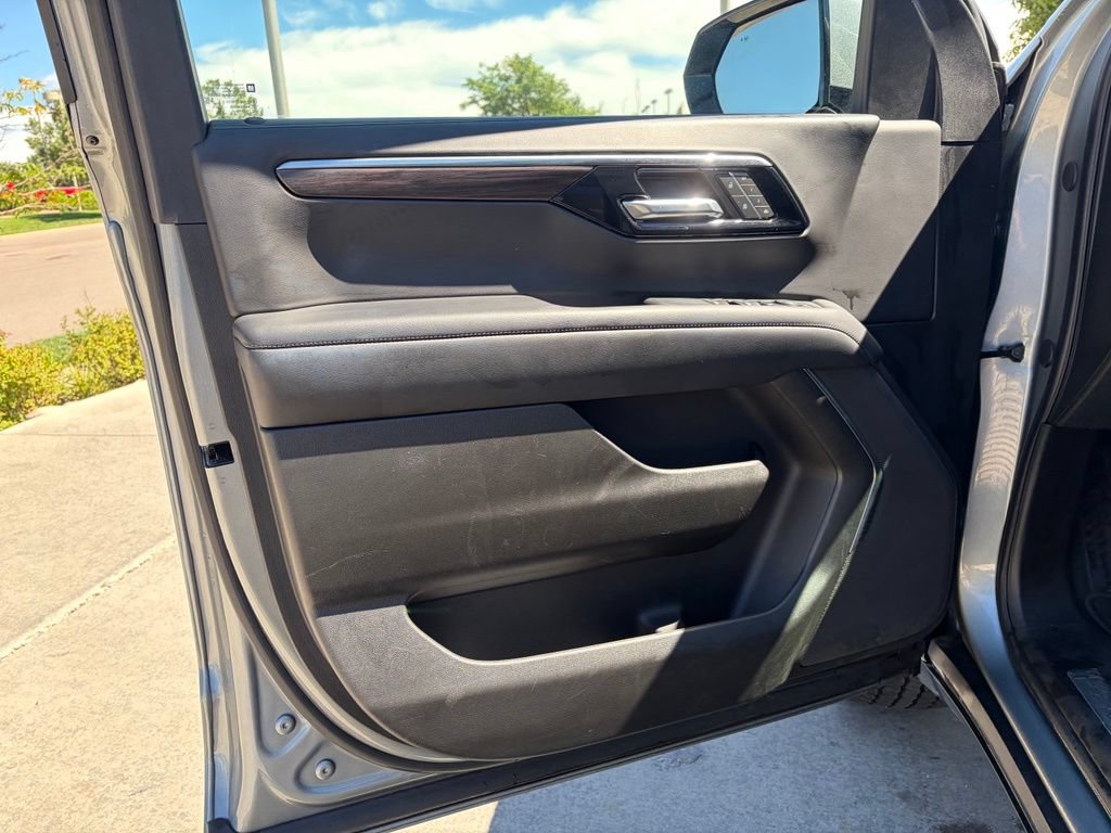 Used 2025 Chevrolet Suburban Z71 AWD/4WD image 9